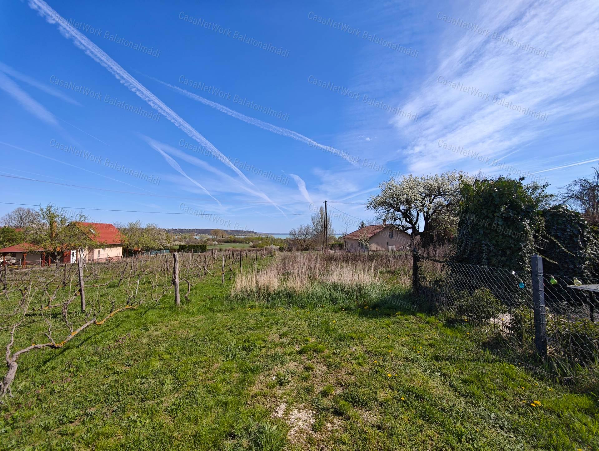 Balatoni panorámás zártkert eladó Balatonalmádiban