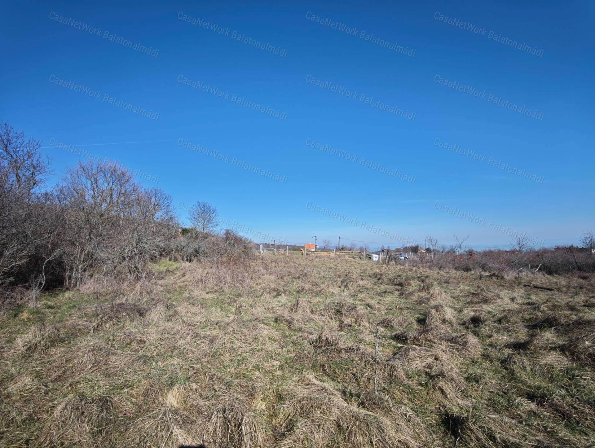 Balatoni panorámás mezőgazdasági terület eladó Balatonszepezden