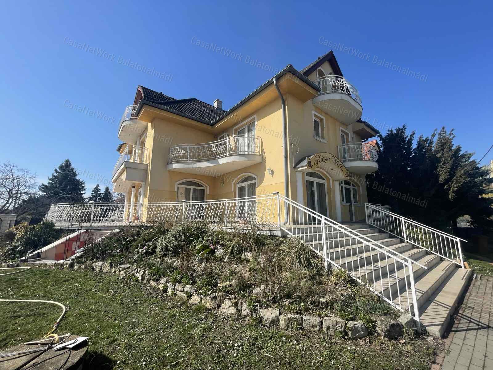 Balatonfüredi 14 szobás villa wellness részleggel