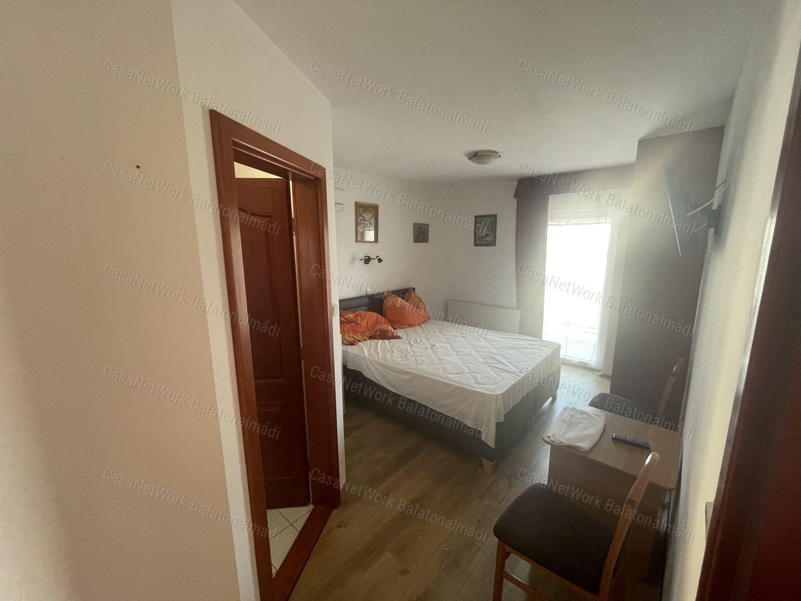 Balatonfüredi 14 szobás villa wellness részleggel