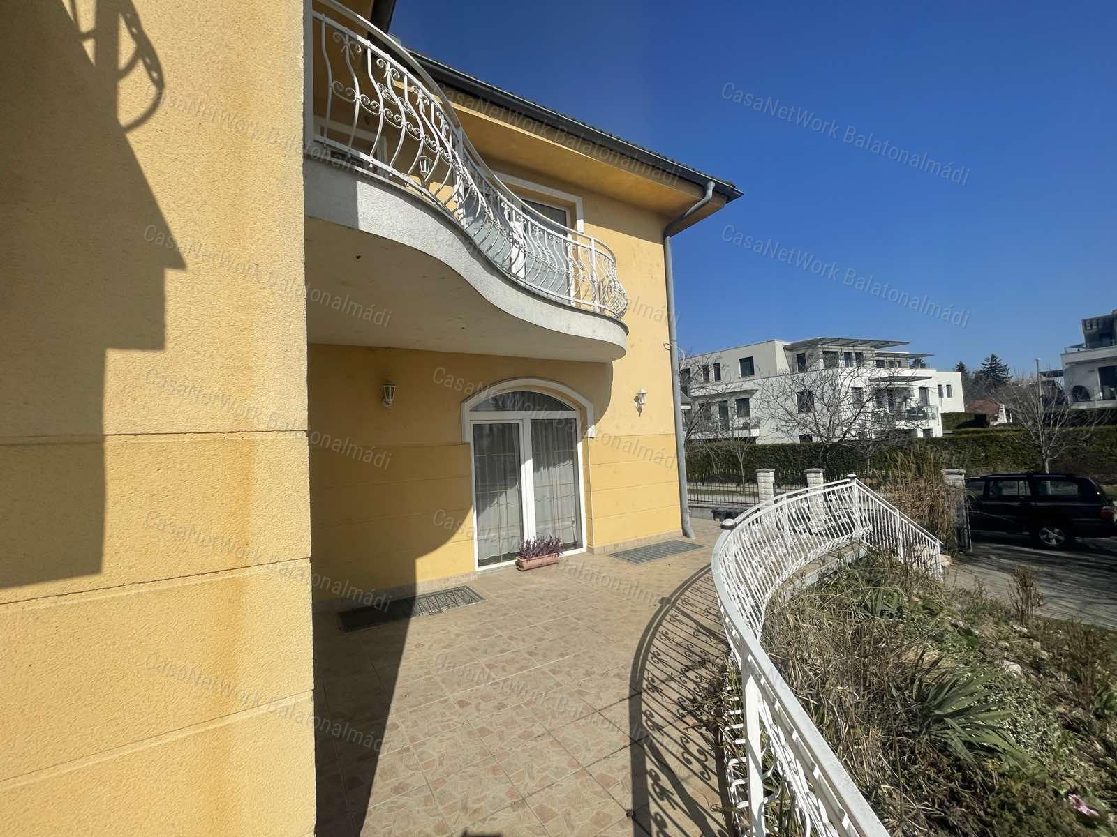 Balatonfüredi 14 szobás villa wellness részleggel