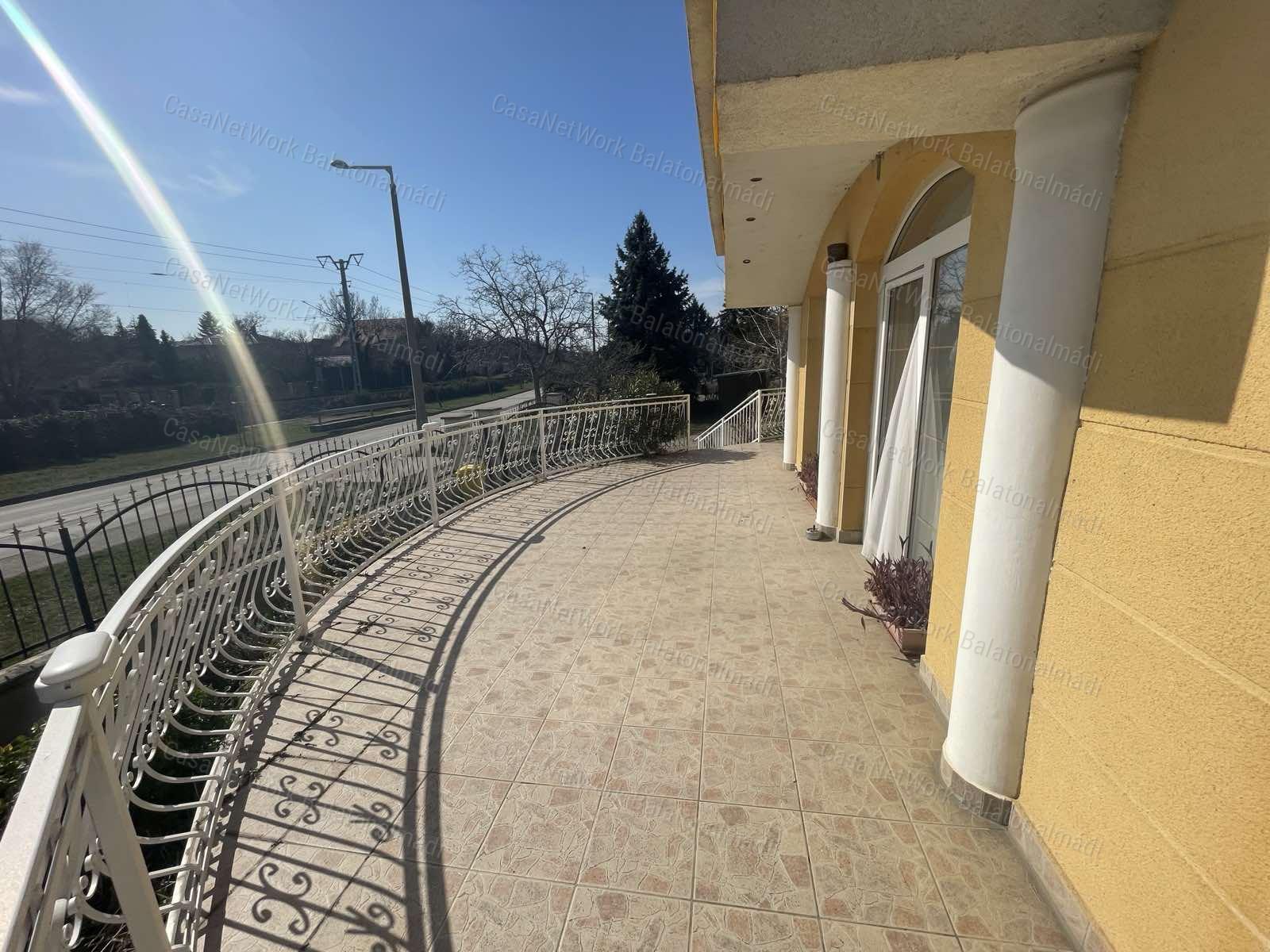 Balatonfüredi 14 szobás villa wellness részleggel