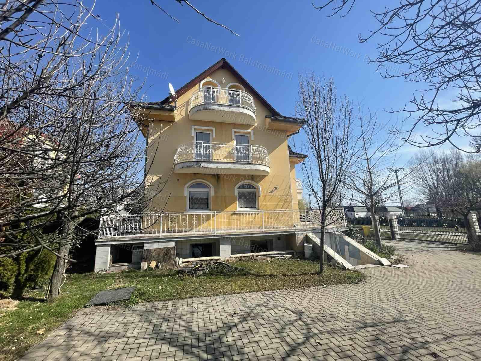 Balatonfüredi 14 szobás villa wellness részleggel