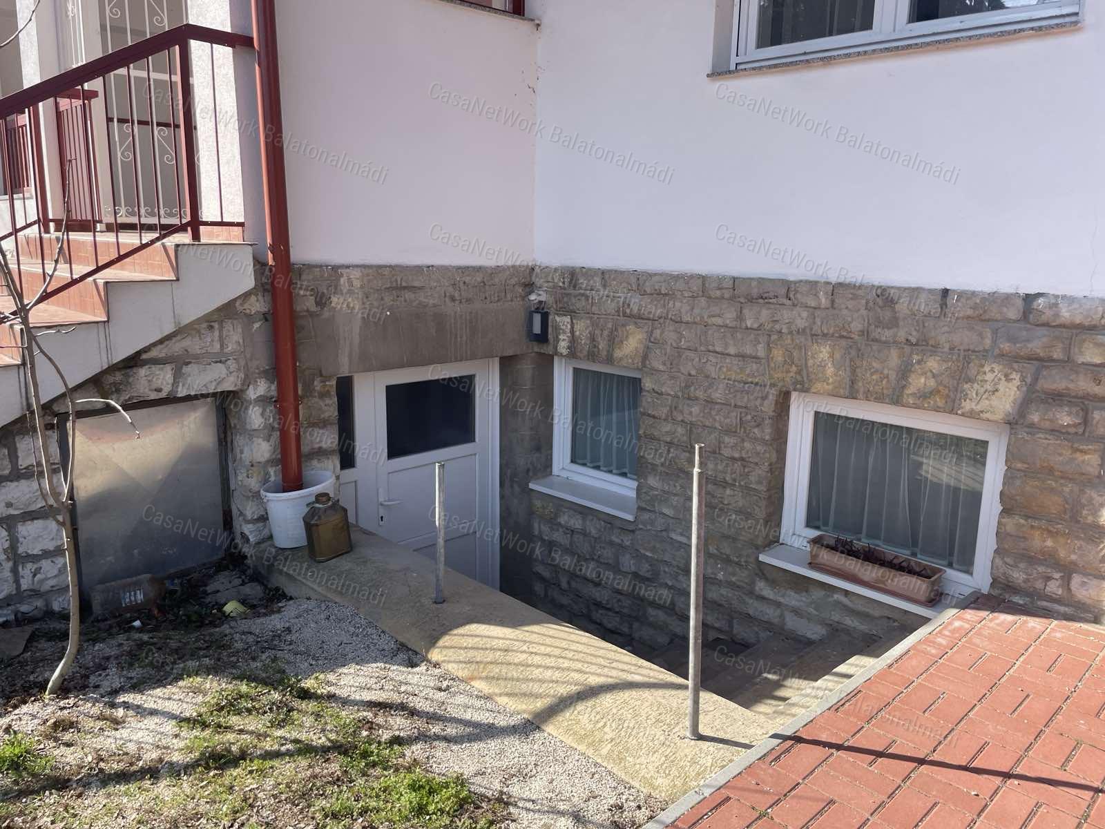 Felújított, 5 apartmanos lakóház eladó a sétány közelében Balatonfüreden