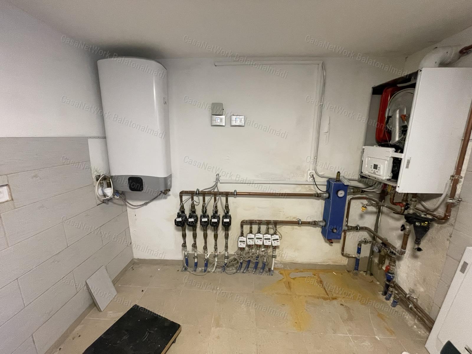 Felújított, 5 apartmanos lakóház eladó a sétány közelében Balatonfüreden