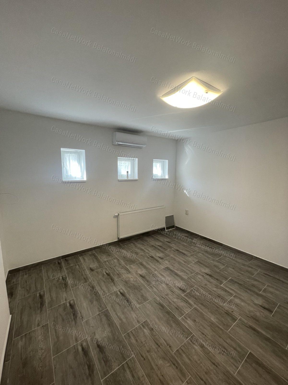 Felújított, 5 apartmanos lakóház eladó a sétány közelében Balatonfüreden