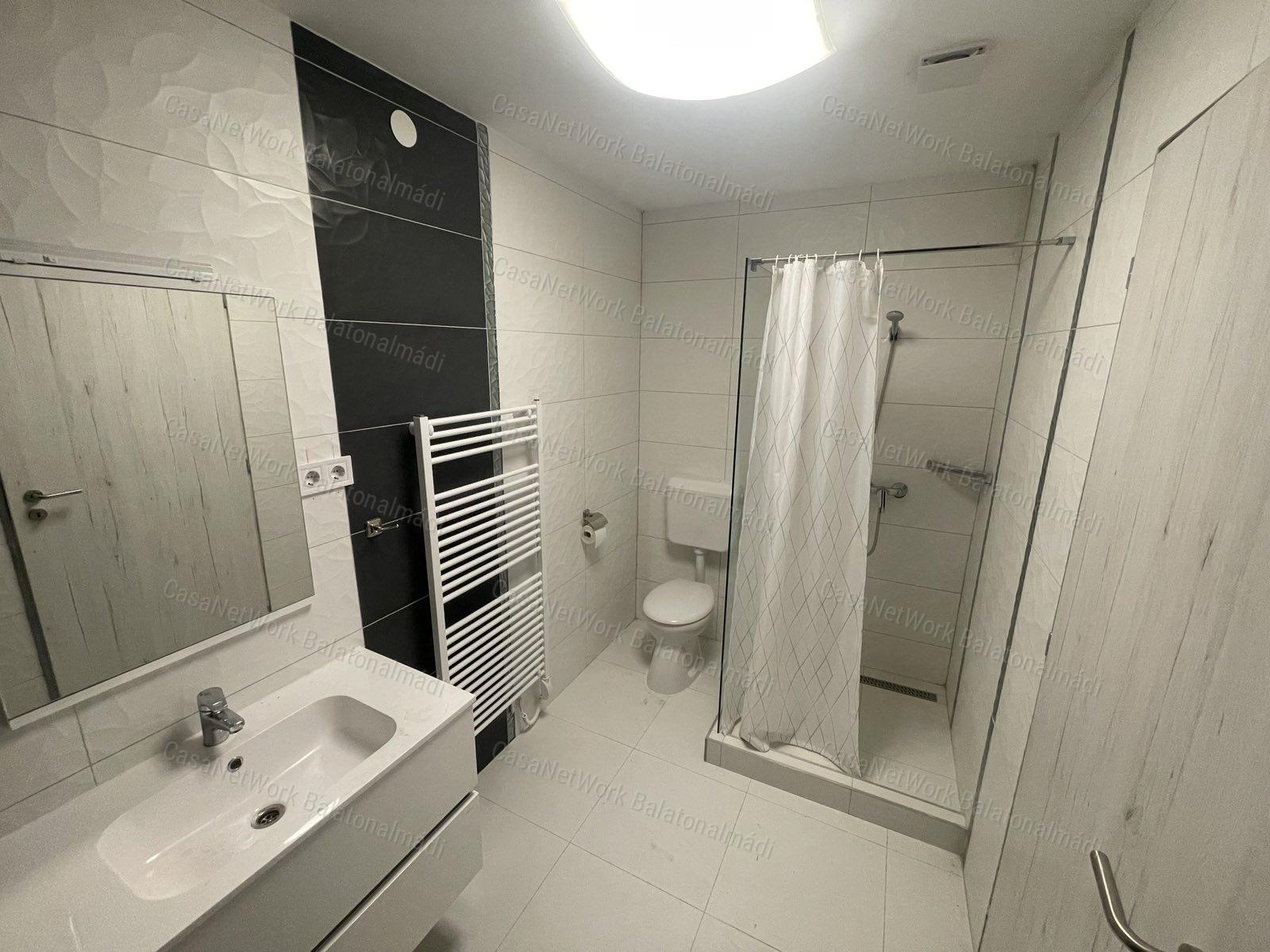 Felújított, 5 apartmanos lakóház eladó a sétány közelében Balatonfüreden