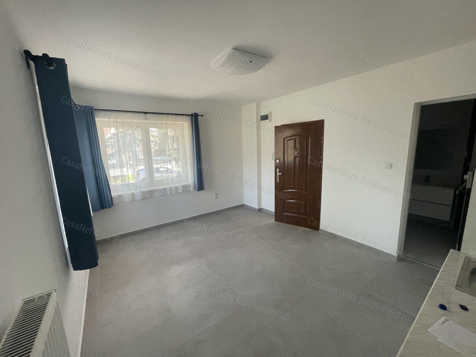 Felújított, 5 apartmanos lakóház eladó a sétány közelében Balatonfüreden