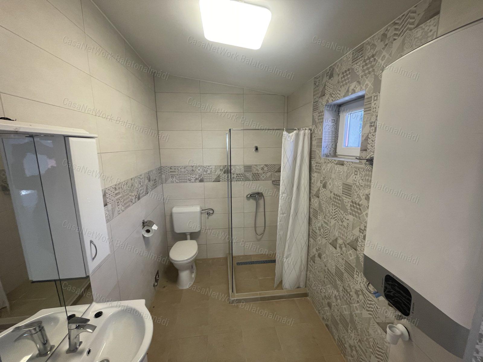 Felújított, 5 apartmanos lakóház eladó a sétány közelében Balatonfüreden