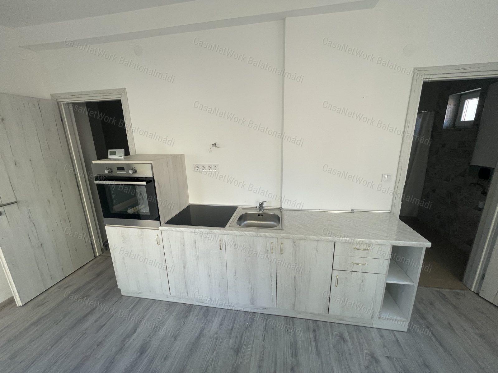 Felújított, 5 apartmanos lakóház eladó a sétány közelében Balatonfüreden