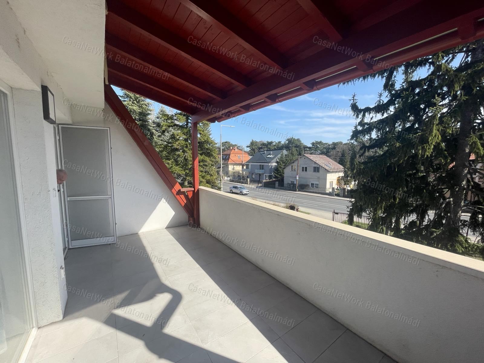 Felújított, 5 apartmanos lakóház eladó a sétány közelében Balatonfüreden