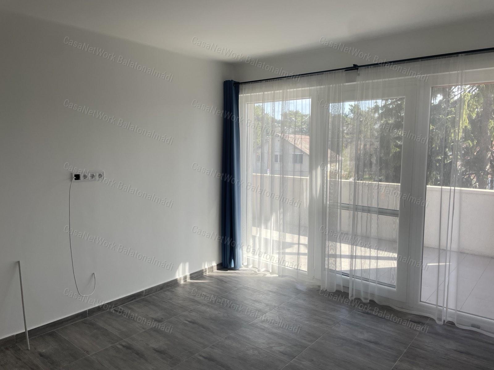 Felújított, 5 apartmanos lakóház eladó a sétány közelében Balatonfüreden
