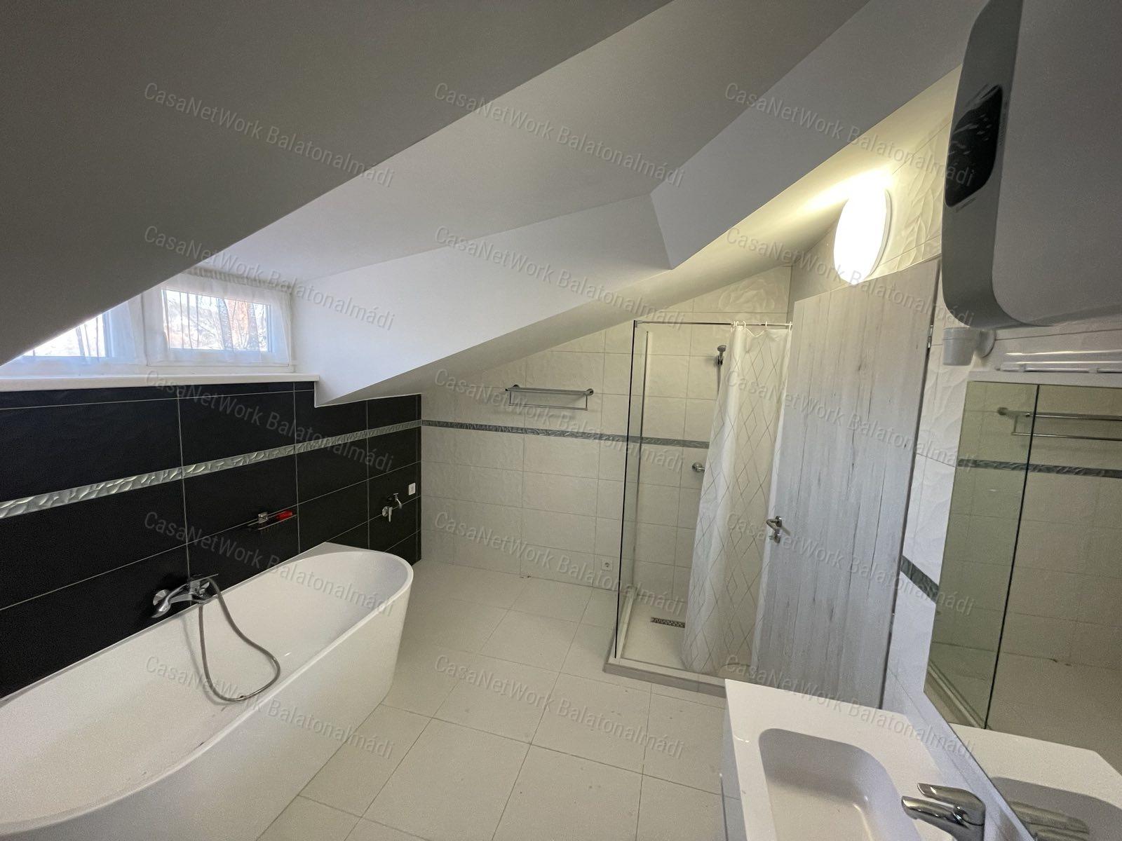 Felújított, 5 apartmanos lakóház eladó a sétány közelében Balatonfüreden