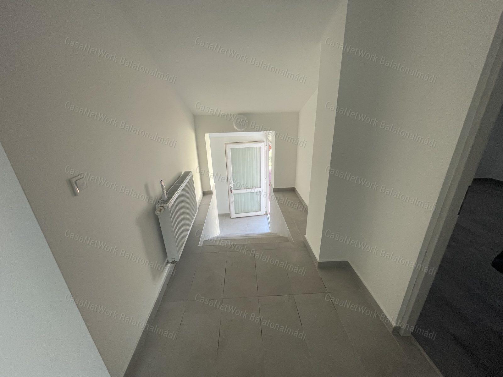 Felújított, 5 apartmanos lakóház eladó a sétány közelében Balatonfüreden