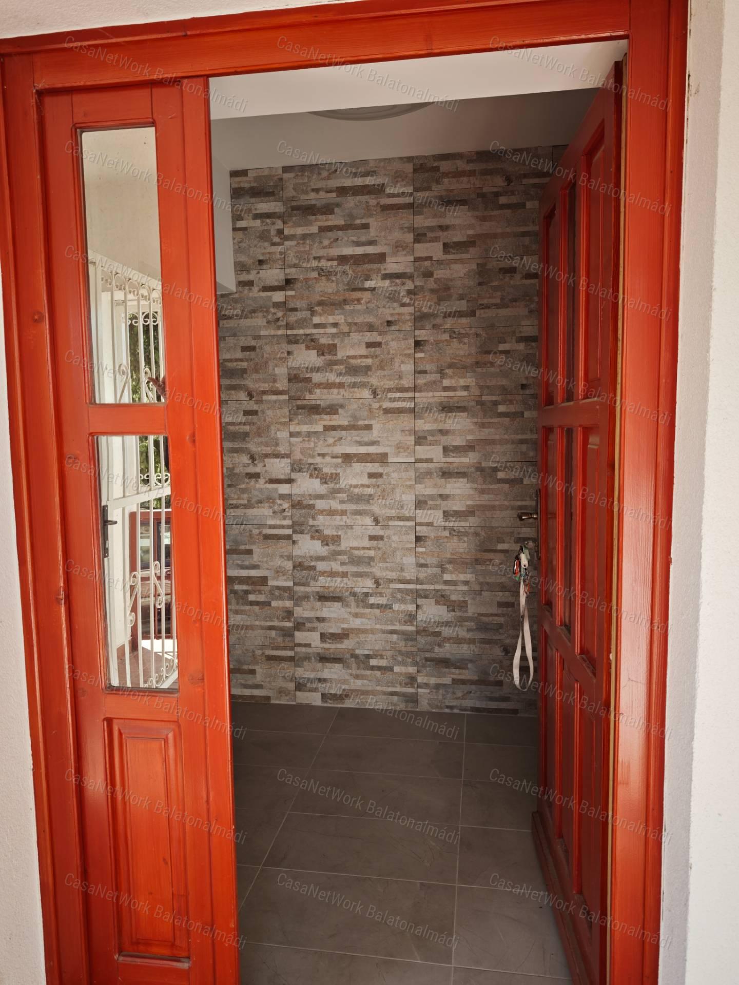 Felújított, 5 apartmanos lakóház eladó a sétány közelében Balatonfüreden