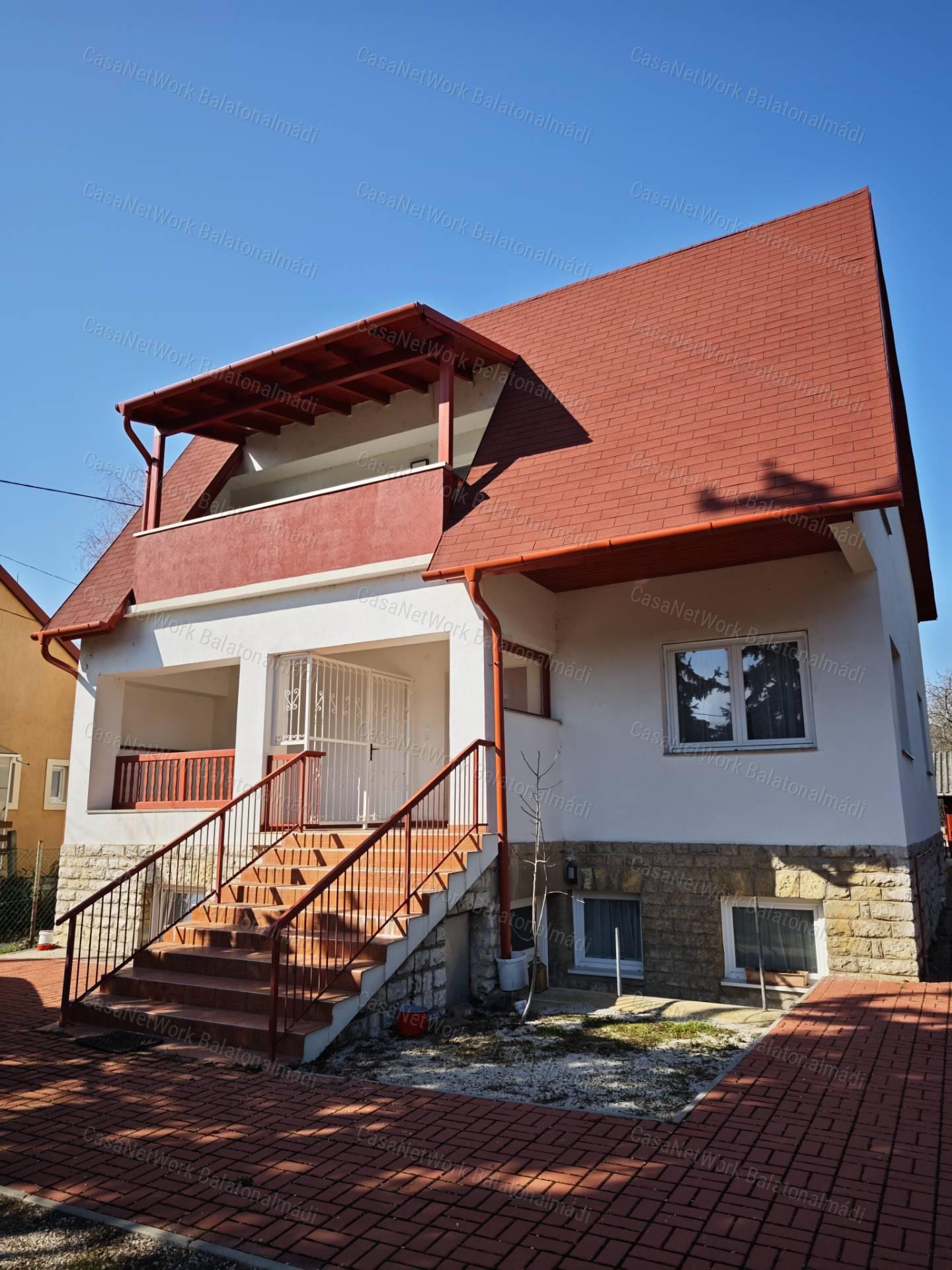 Felújított, 5 apartmanos lakóház eladó a sétány közelében Balatonfüreden