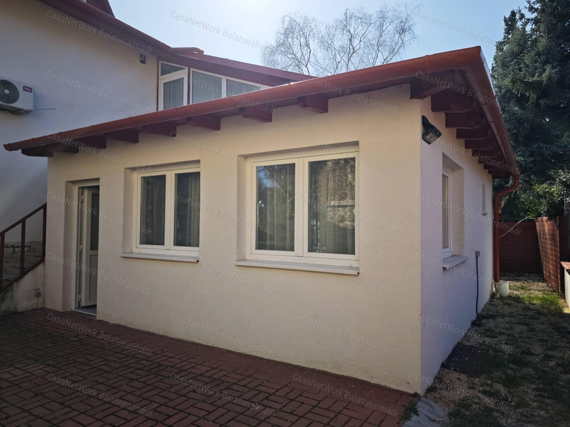 Felújított, 5 apartmanos lakóház eladó a sétány közelében Balatonfüreden