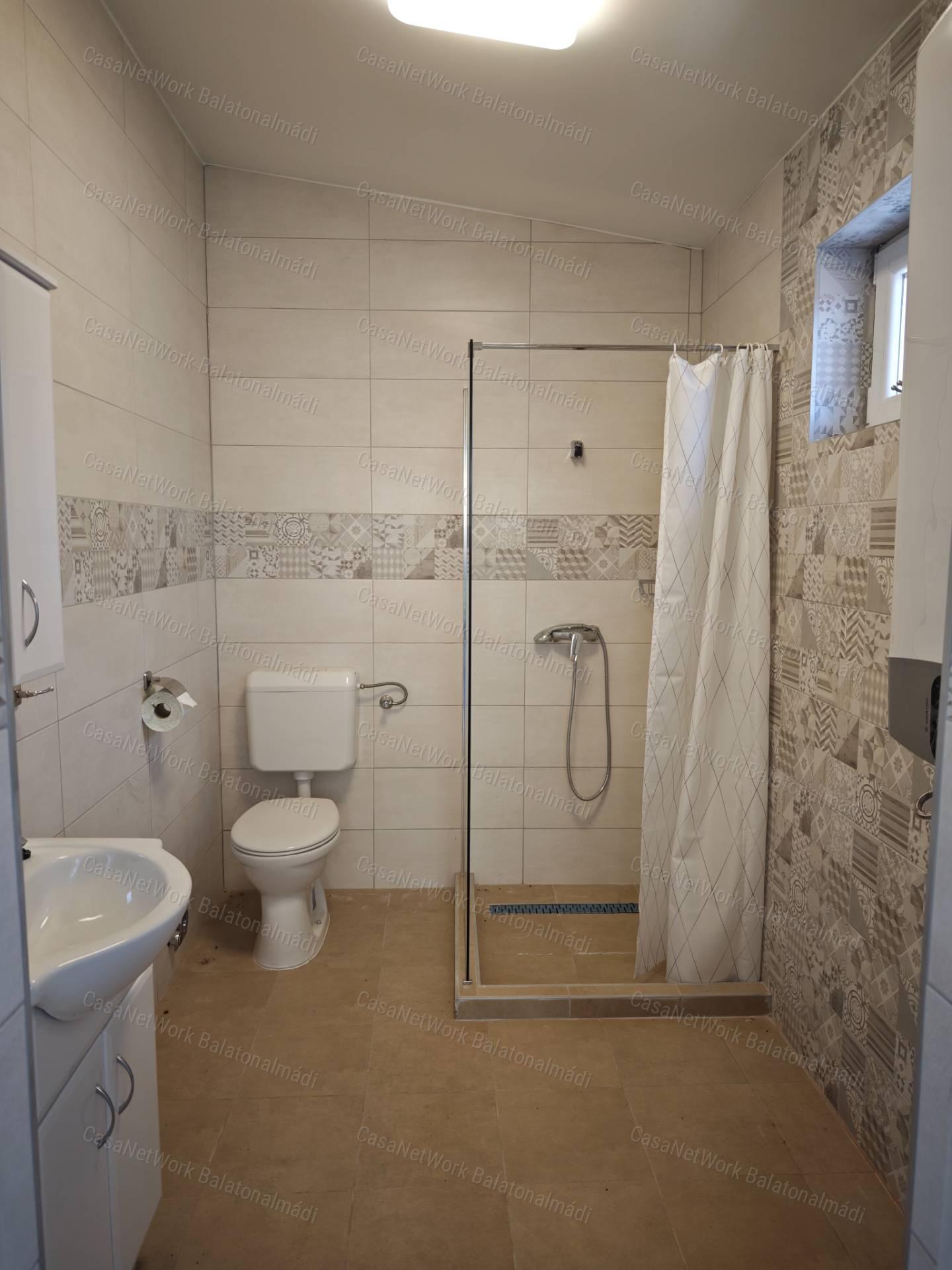 Felújított, 5 apartmanos lakóház eladó a sétány közelében Balatonfüreden