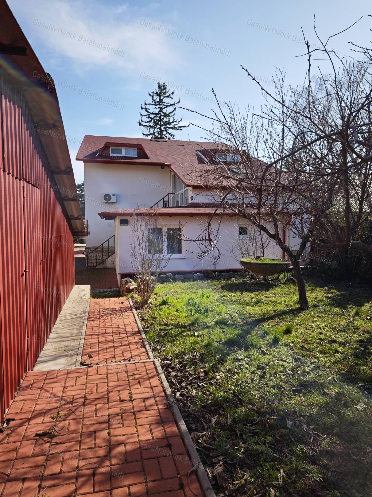 Felújított, 5 apartmanos lakóház eladó a sétány közelében Balatonfüreden