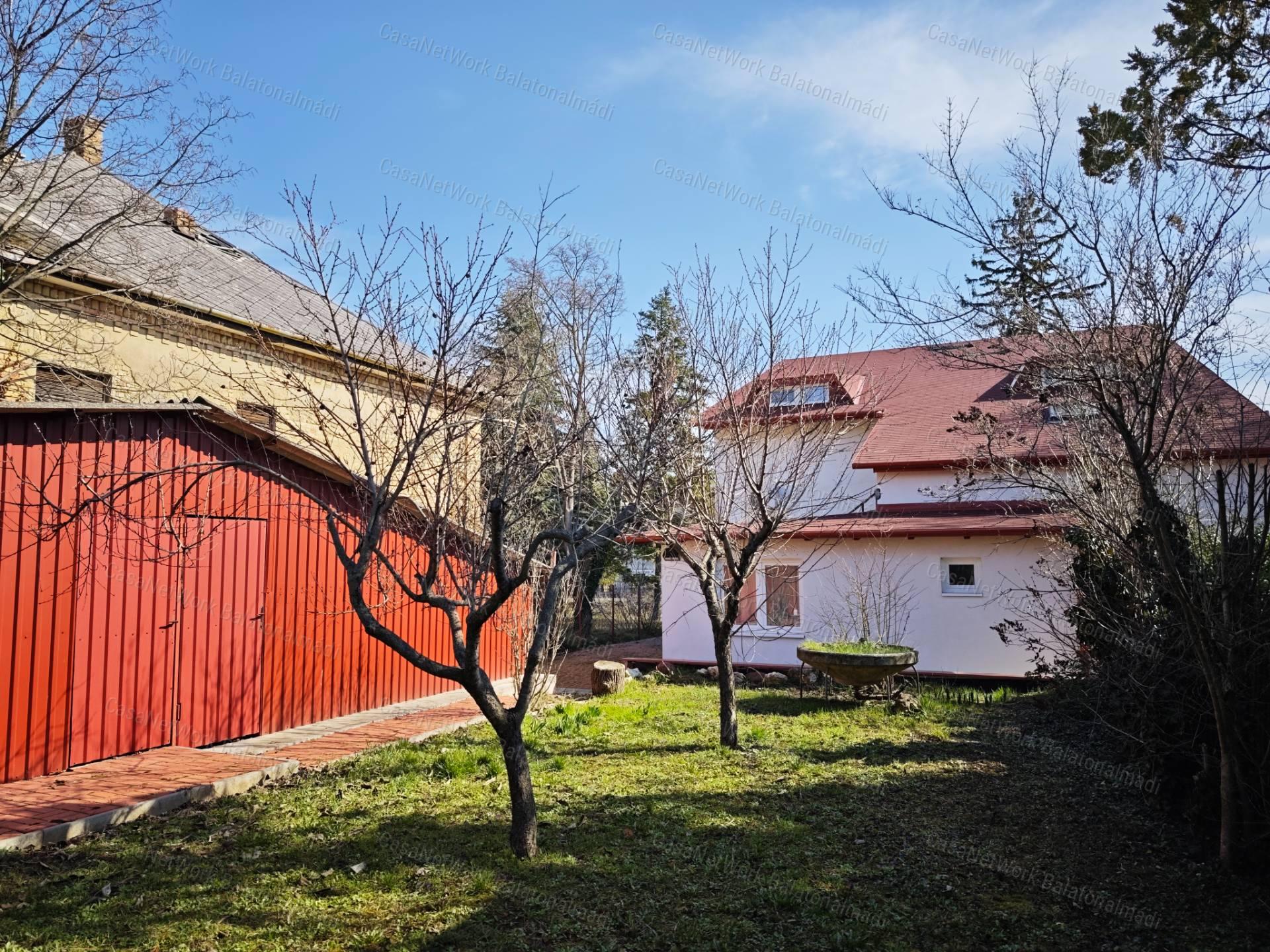 Felújított, 5 apartmanos lakóház eladó a sétány közelében Balatonfüreden