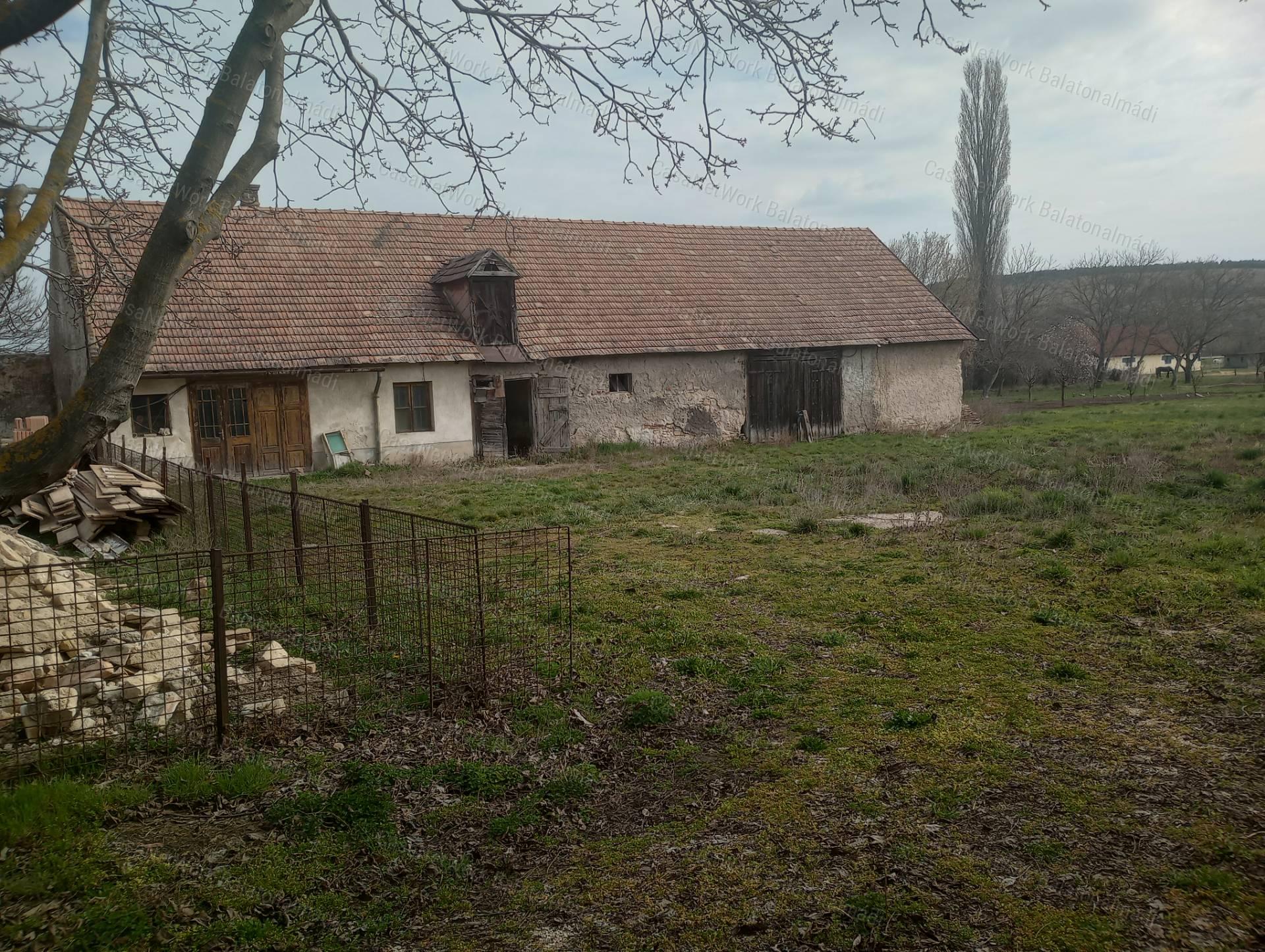 Litér központjában gazdasági épület 1146 m2 -es telekkel eladó