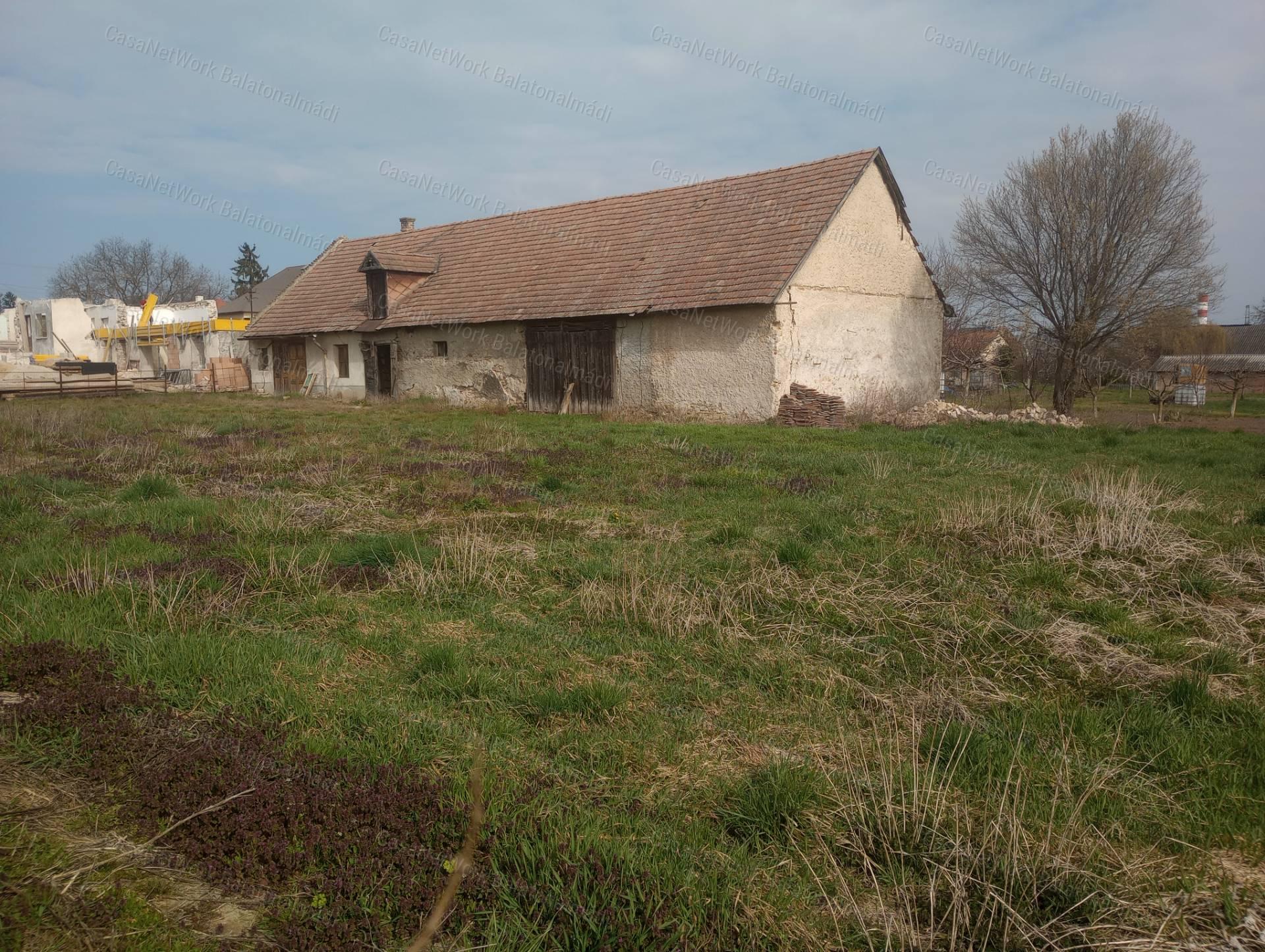 Litér központjában gazdasági épület 1146 m2 -es telekkel eladó