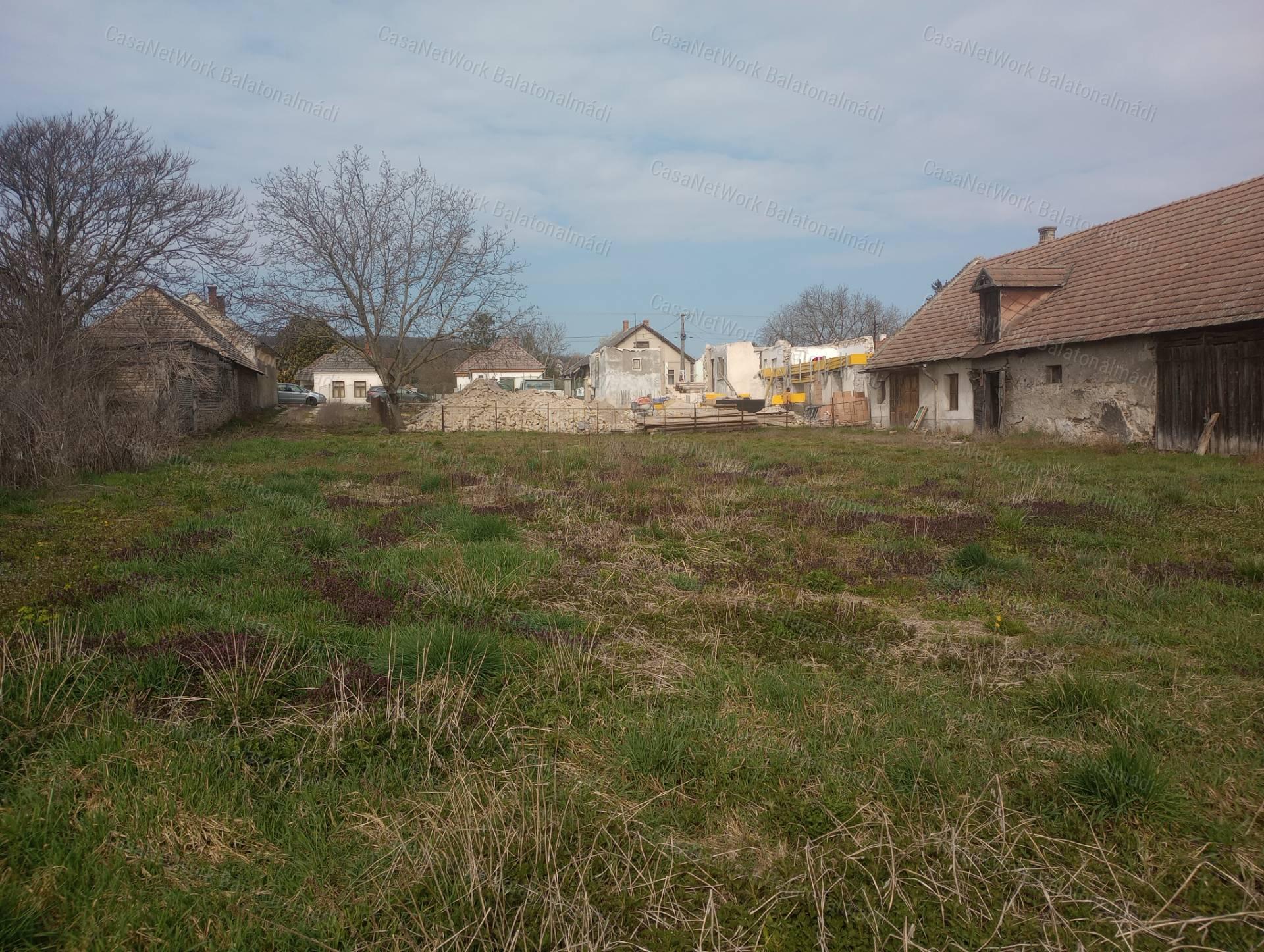 Litér központjában gazdasági épület 1146 m2 -es telekkel eladó