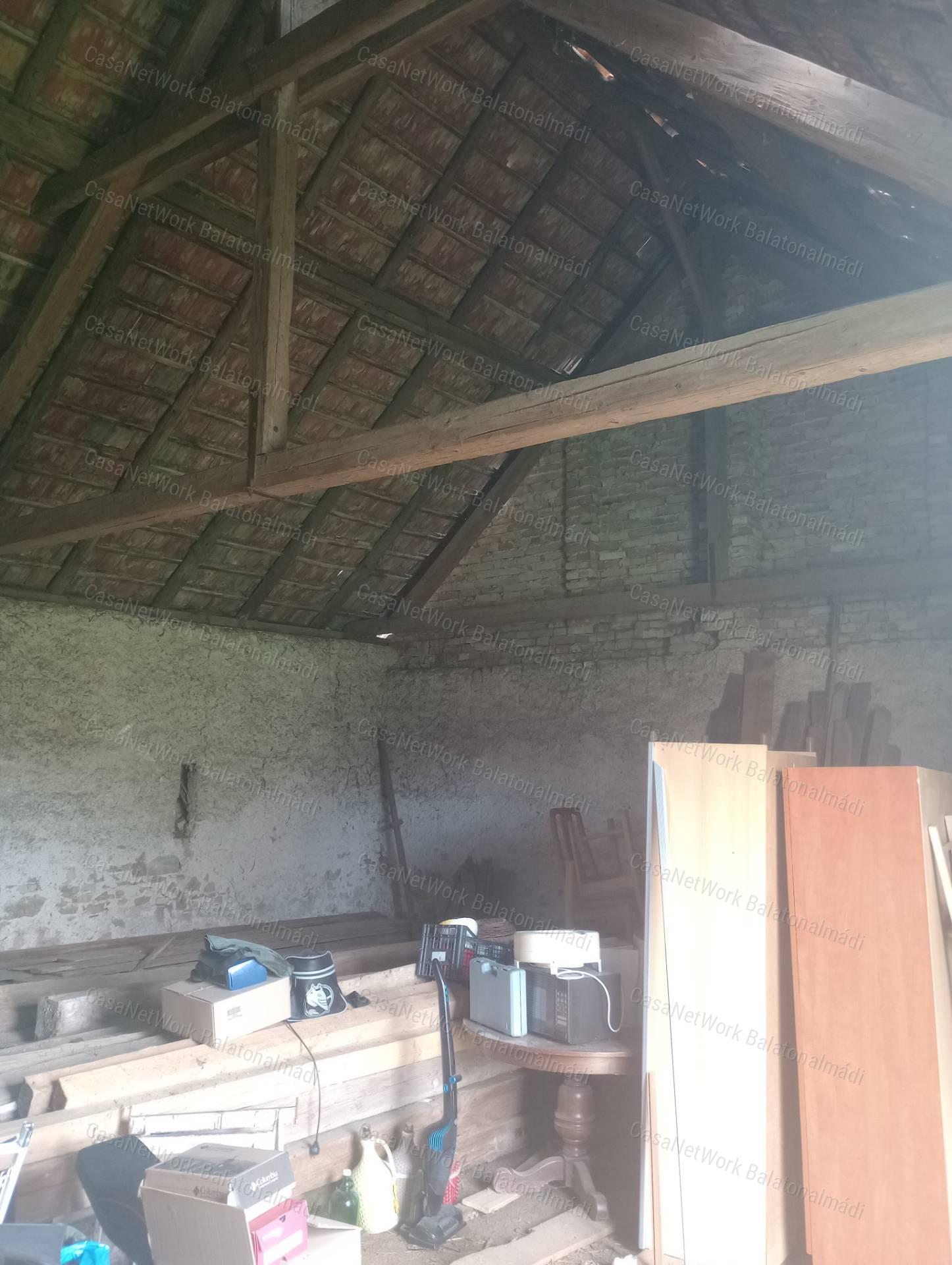 Litér központjában gazdasági épület 1146 m2 -es telekkel eladó