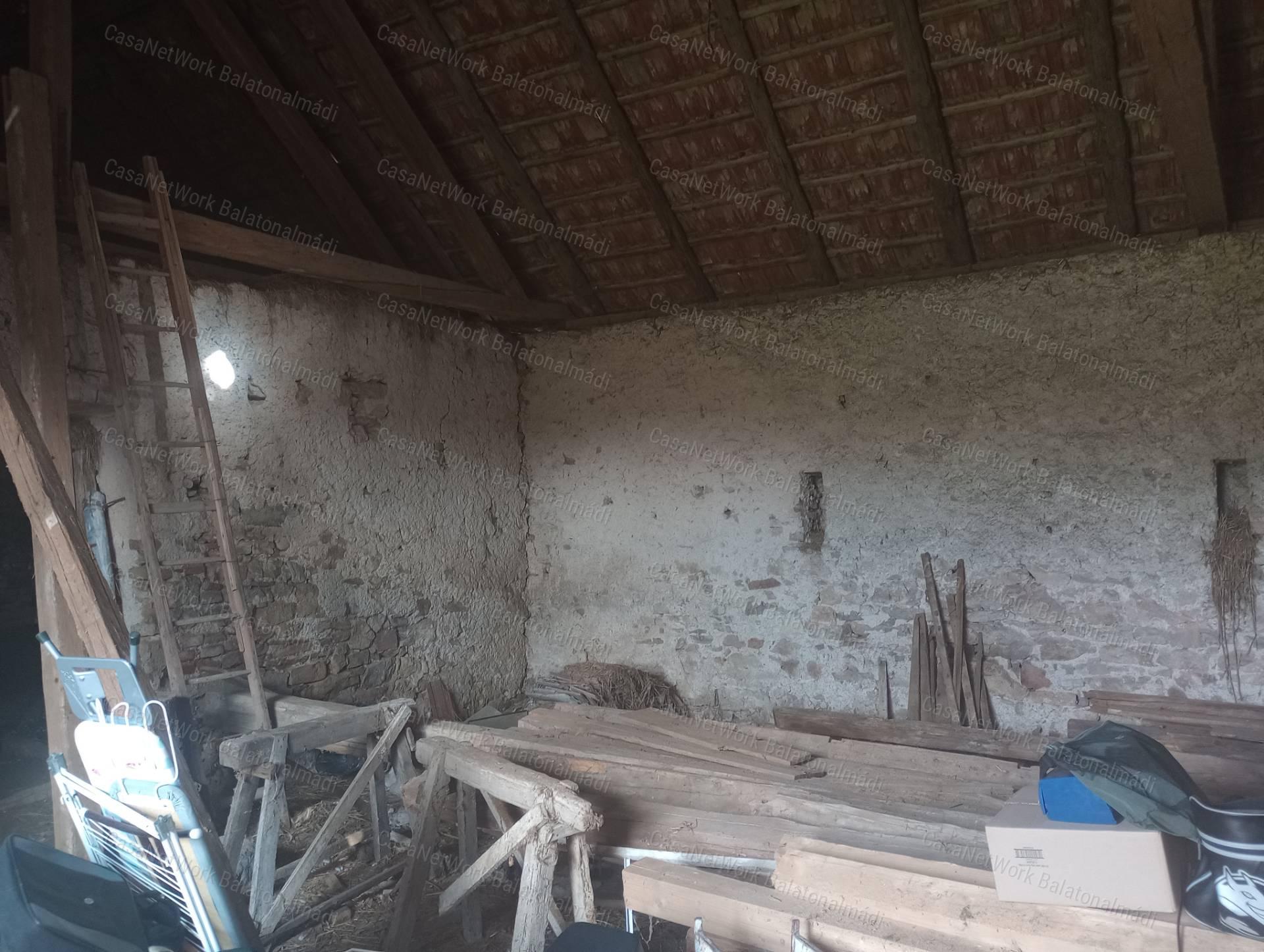 Litér központjában gazdasági épület 1146 m2 -es telekkel eladó