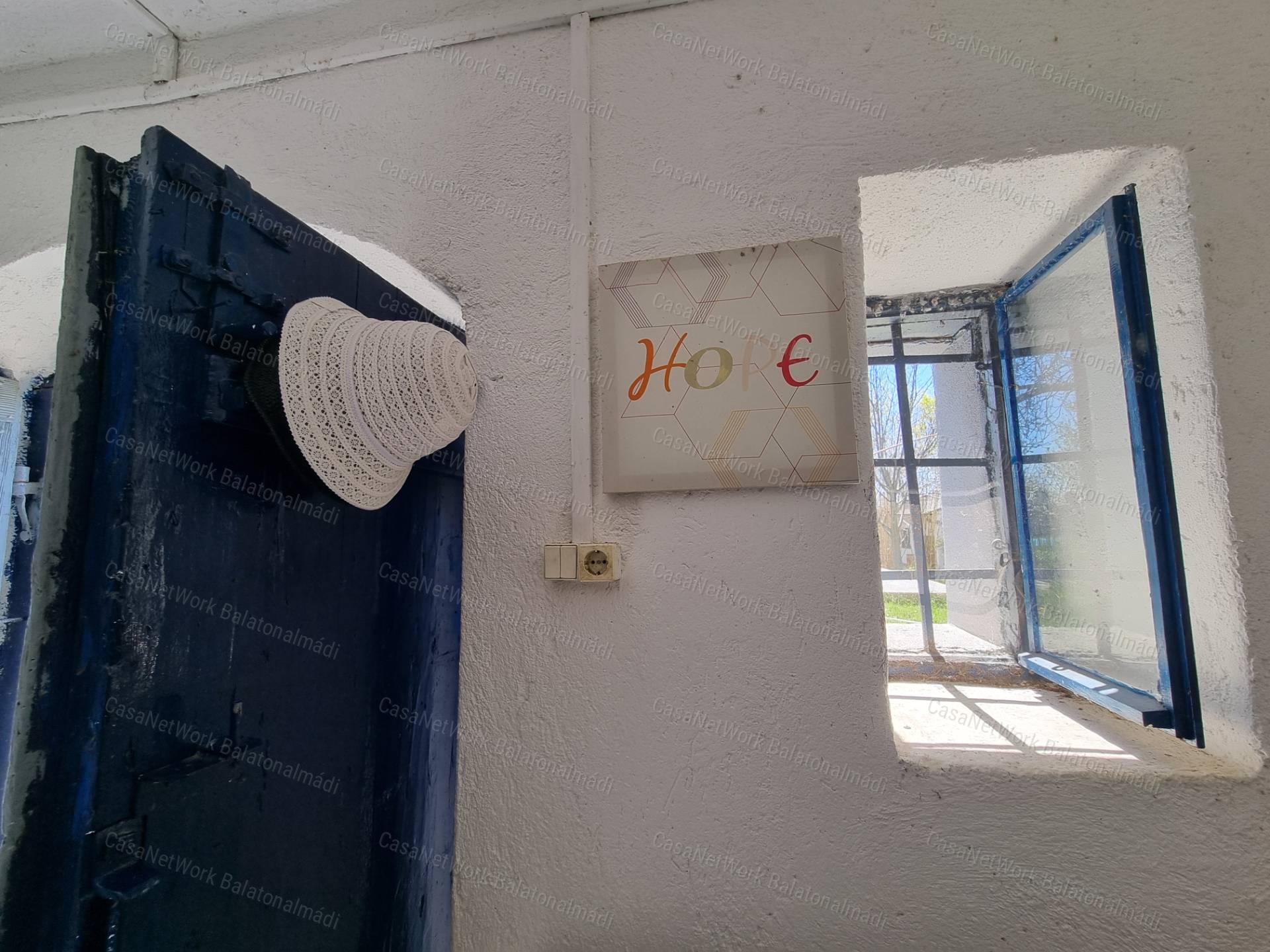 Eladó nyaraló békés tájpanorámával Balatonszőlősön!