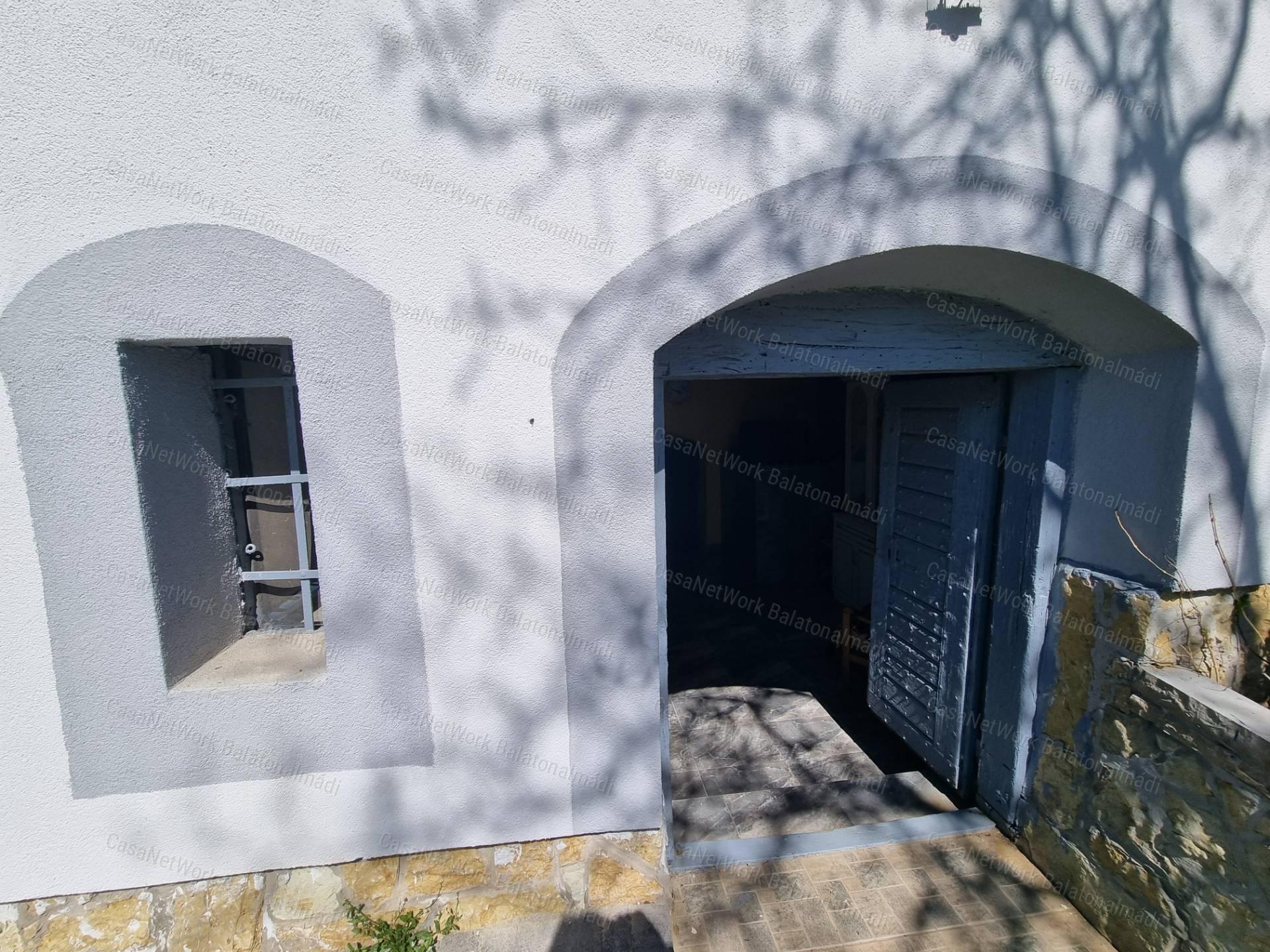 Eladó nyaraló békés tájpanorámával Balatonszőlősön!