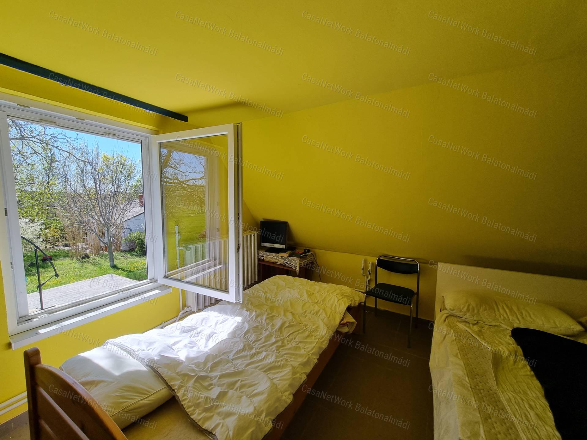 Eladó nyaraló békés tájpanorámával Balatonszőlősön!