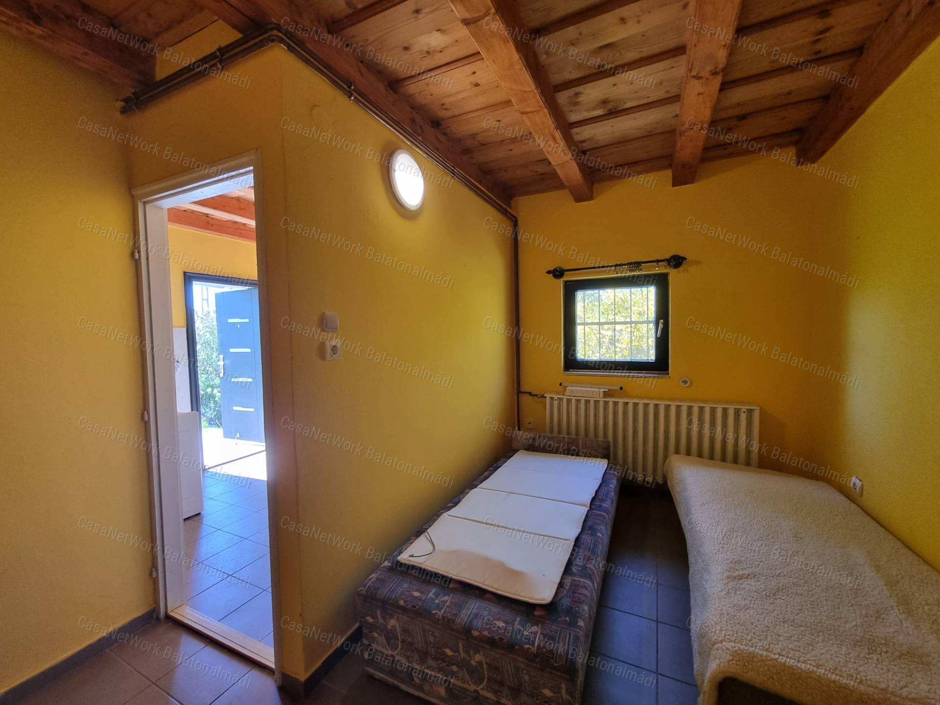 Eladó nyaraló békés tájpanorámával Balatonszőlősön!