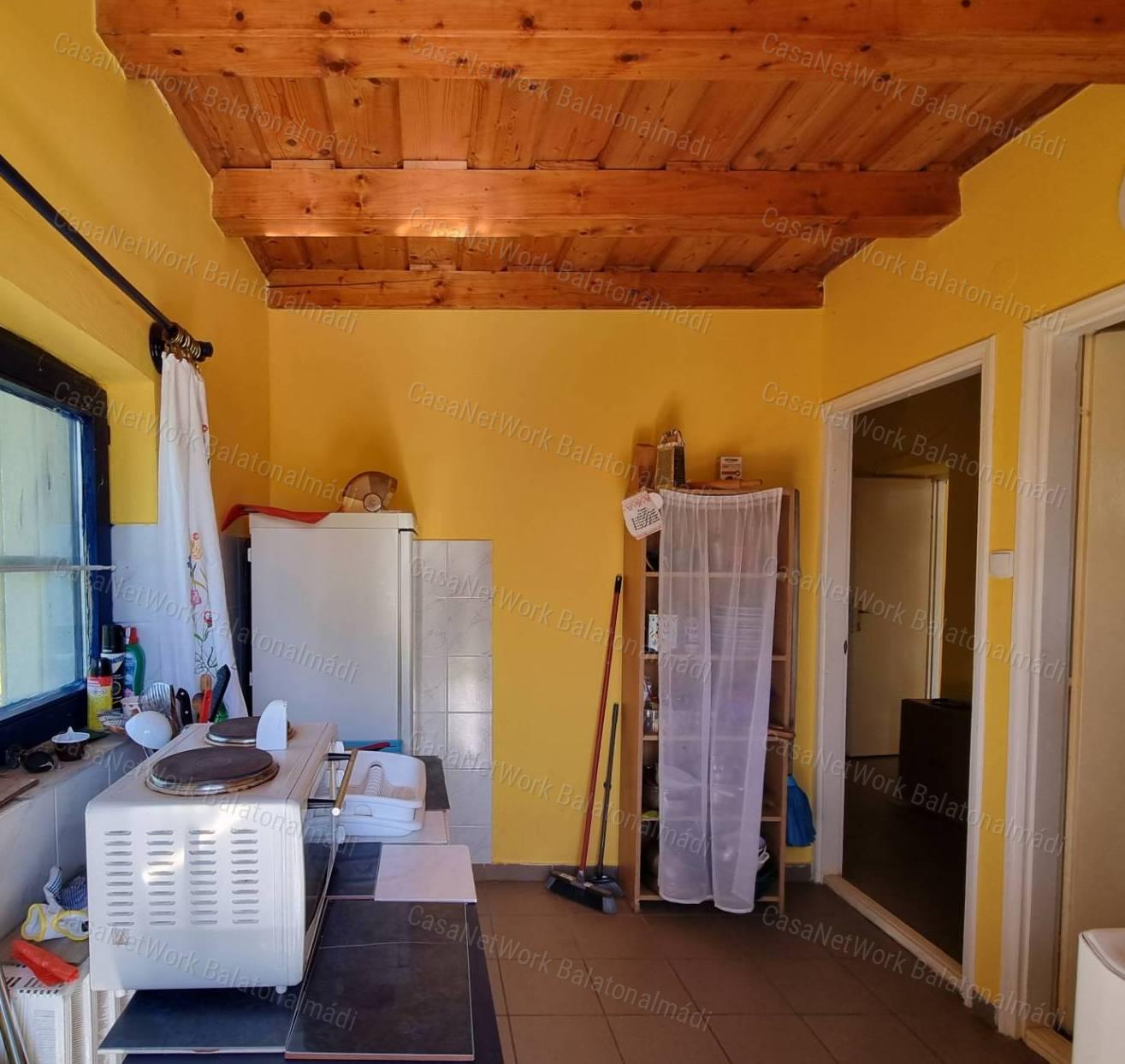 Eladó nyaraló békés tájpanorámával Balatonszőlősön!