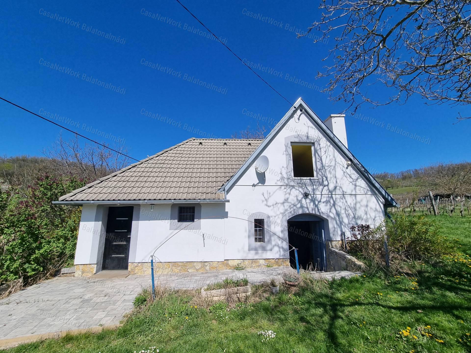 Eladó nyaraló békés tájpanorámával Balatonszőlősön!
