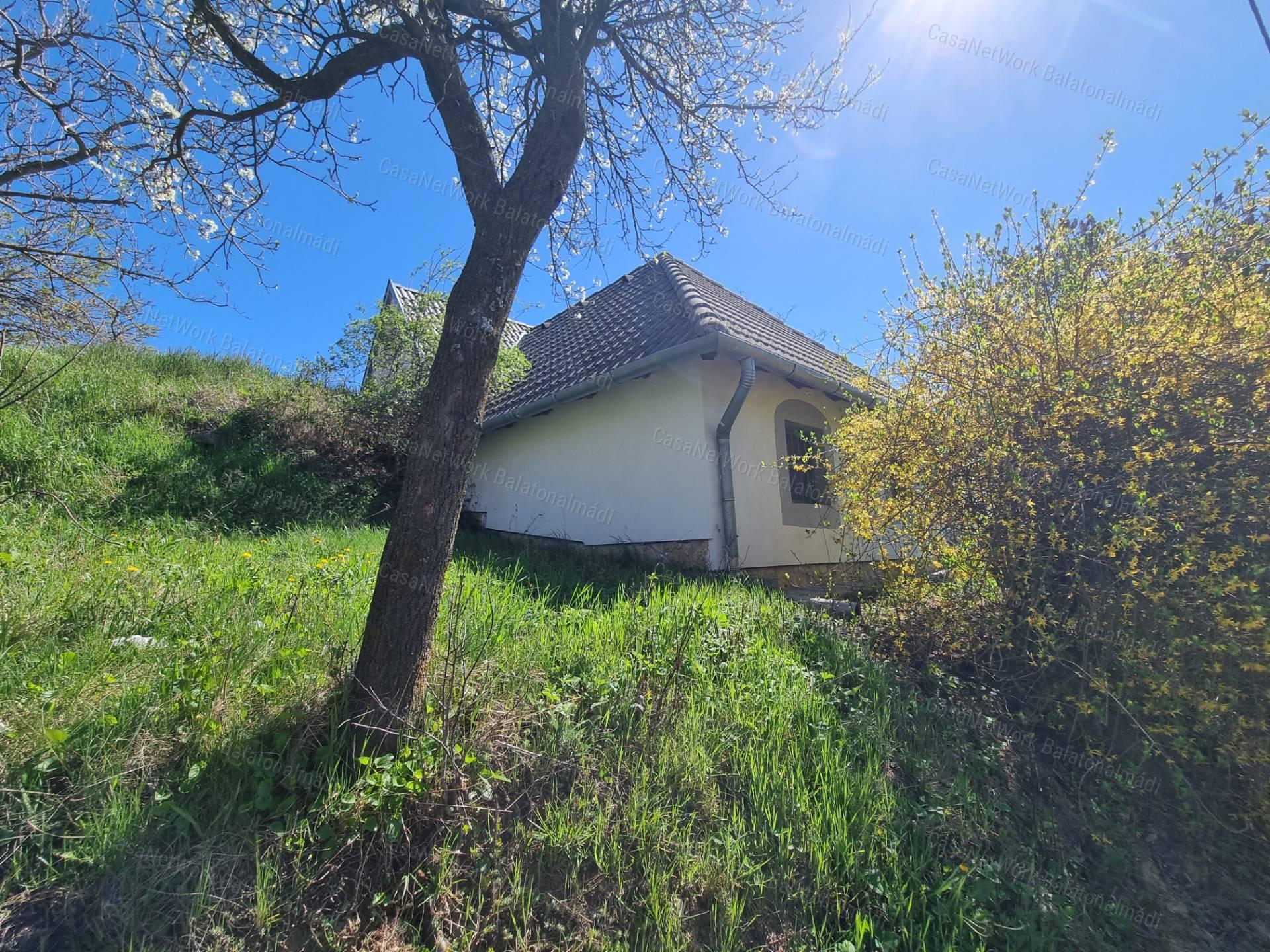 Eladó nyaraló békés tájpanorámával Balatonszőlősön!