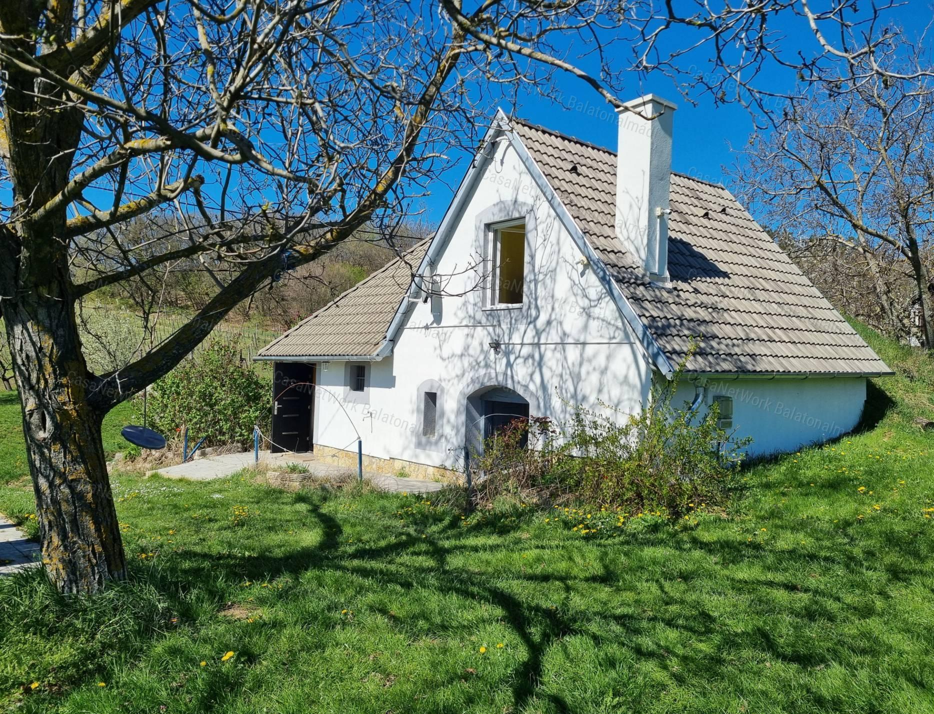 Eladó nyaraló békés tájpanorámával Balatonszőlősön!