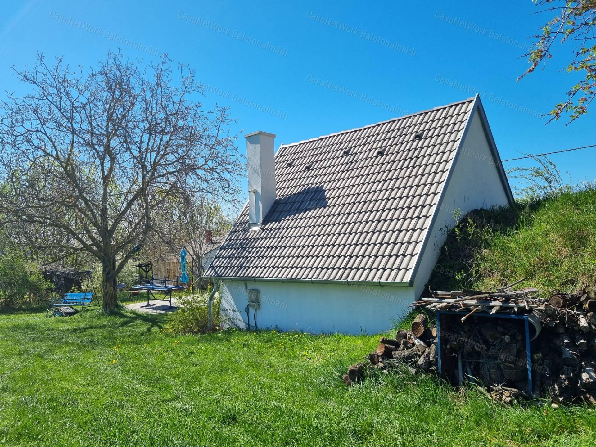 Eladó nyaraló békés tájpanorámával Balatonszőlősön!