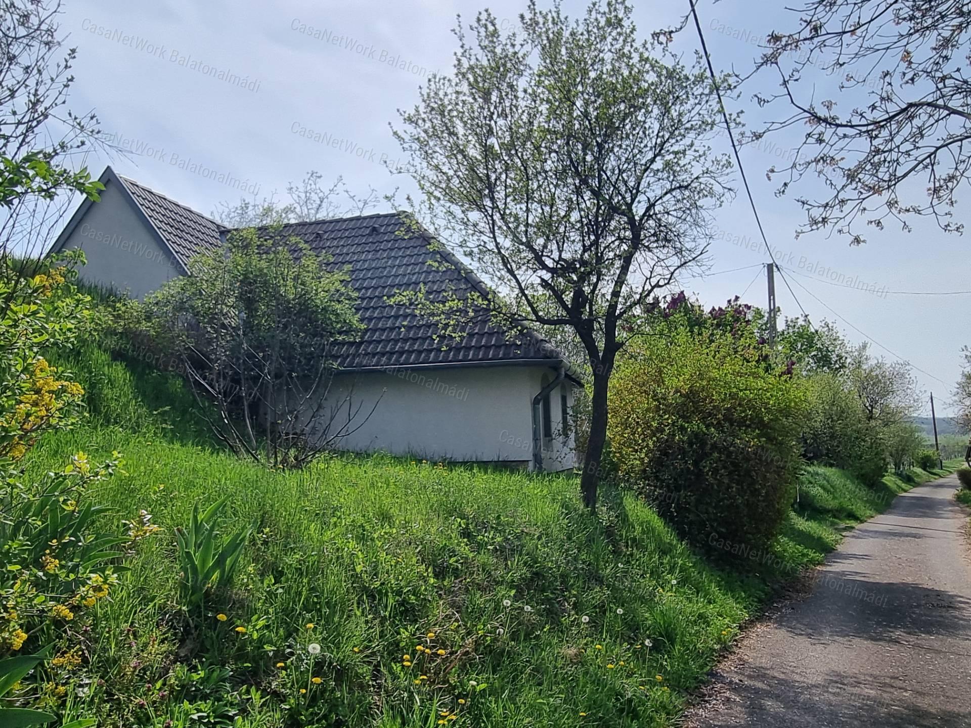 Eladó nyaraló békés tájpanorámával Balatonszőlősön!