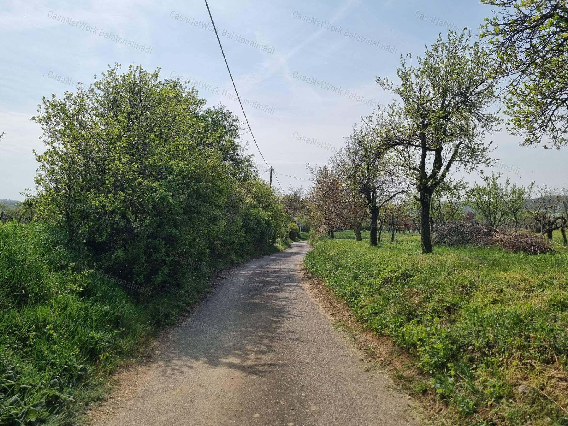 Eladó nyaraló békés tájpanorámával Balatonszőlősön!