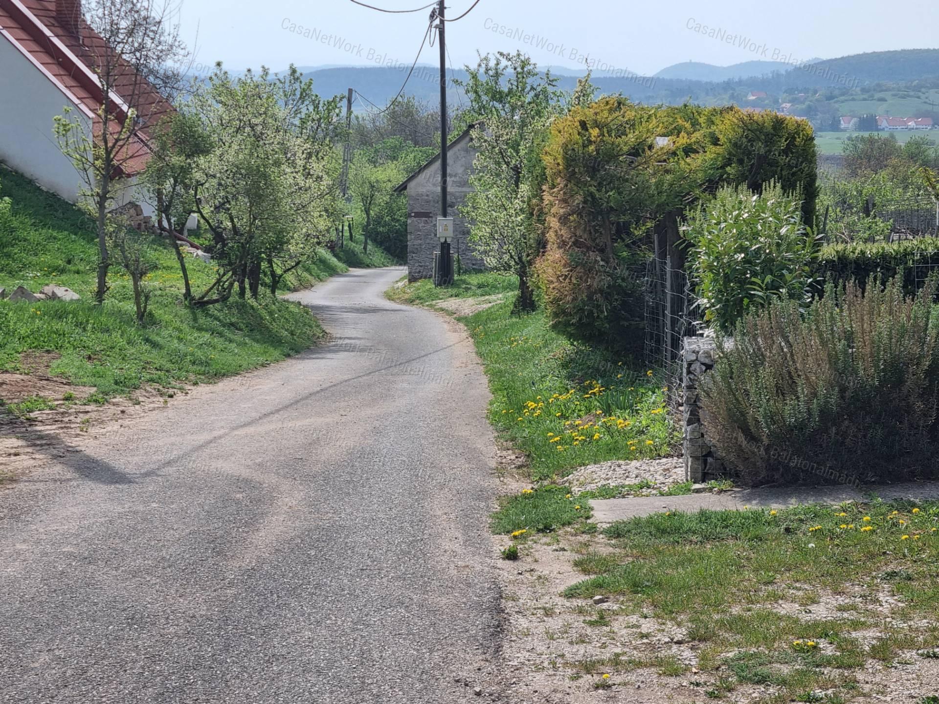 Eladó nyaraló békés tájpanorámával Balatonszőlősön!