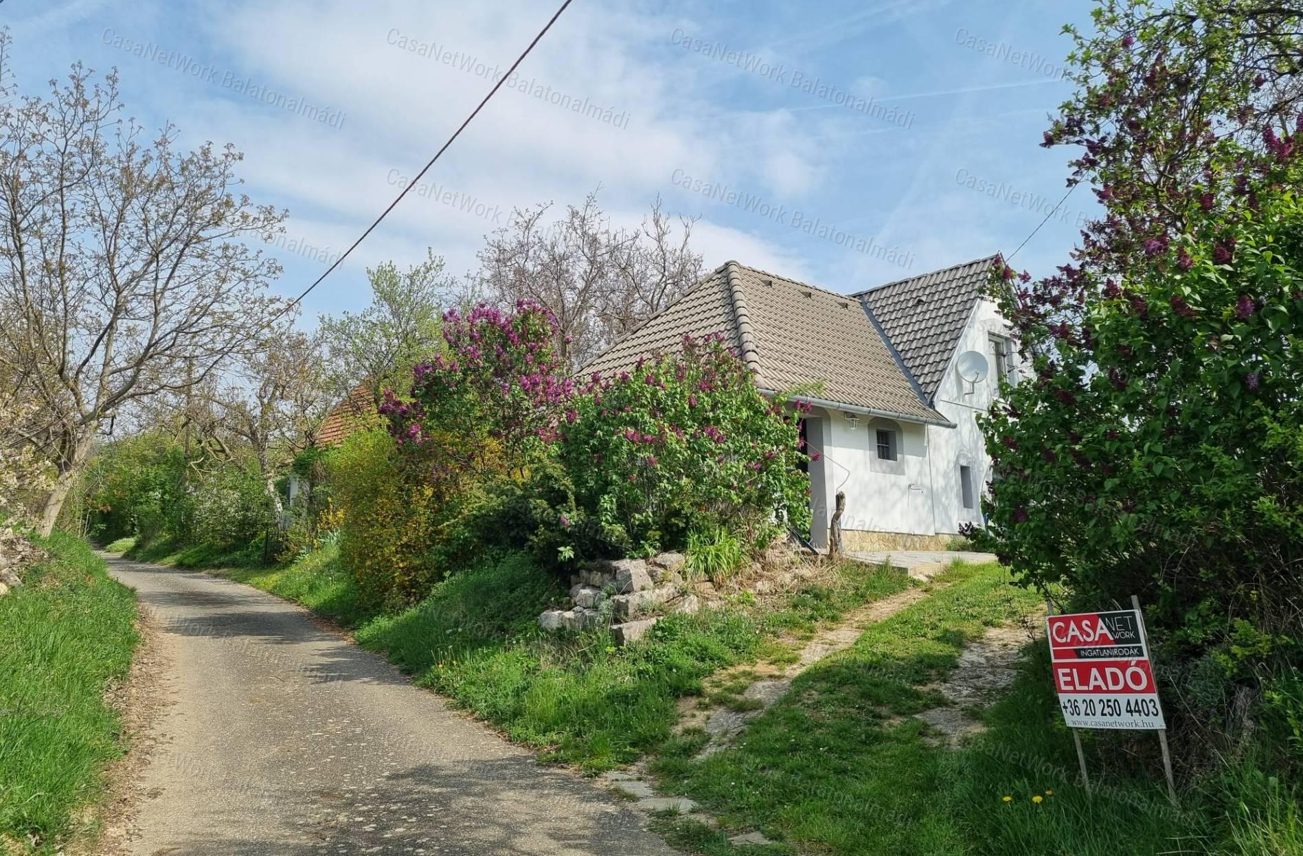 Eladó nyaraló békés tájpanorámával Balatonszőlősön!