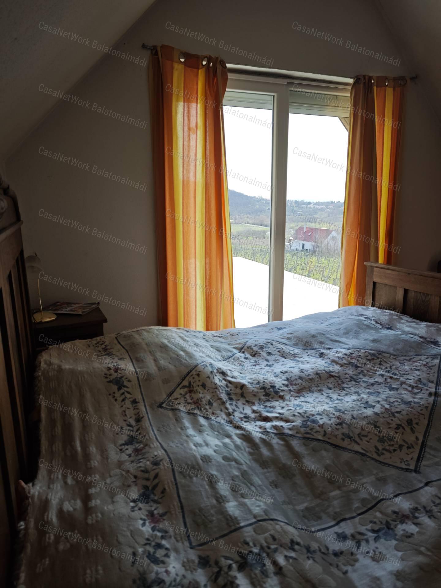 Balatoni panorámás nyaraló eladó Felsőörsön