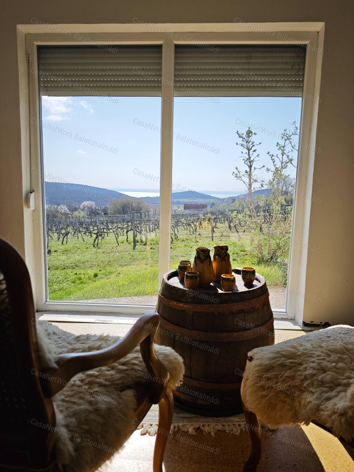 Balatoni panorámás nyaraló eladó Felsőörsön