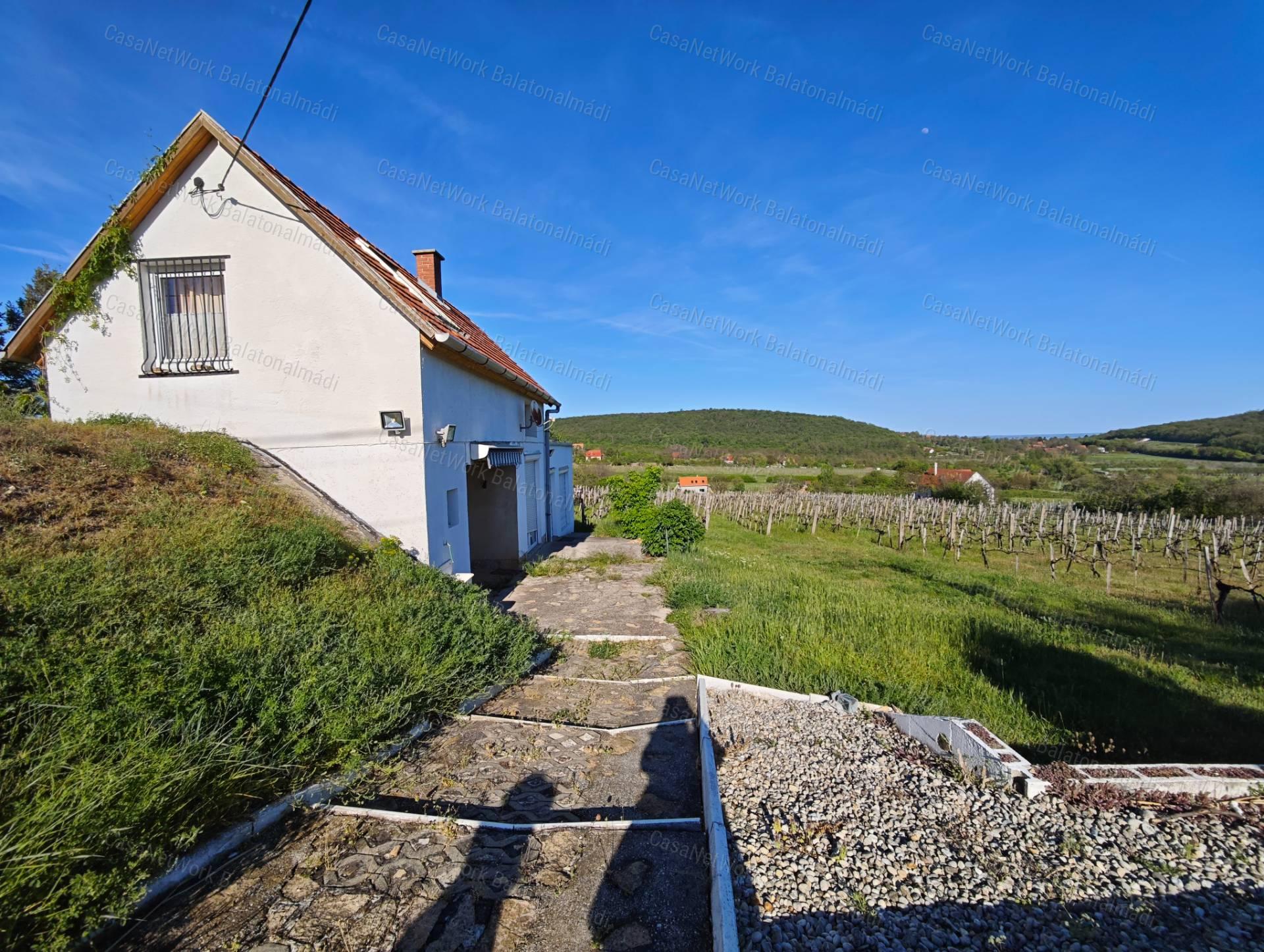 Balatoni panorámás nyaraló eladó Felsőörsön