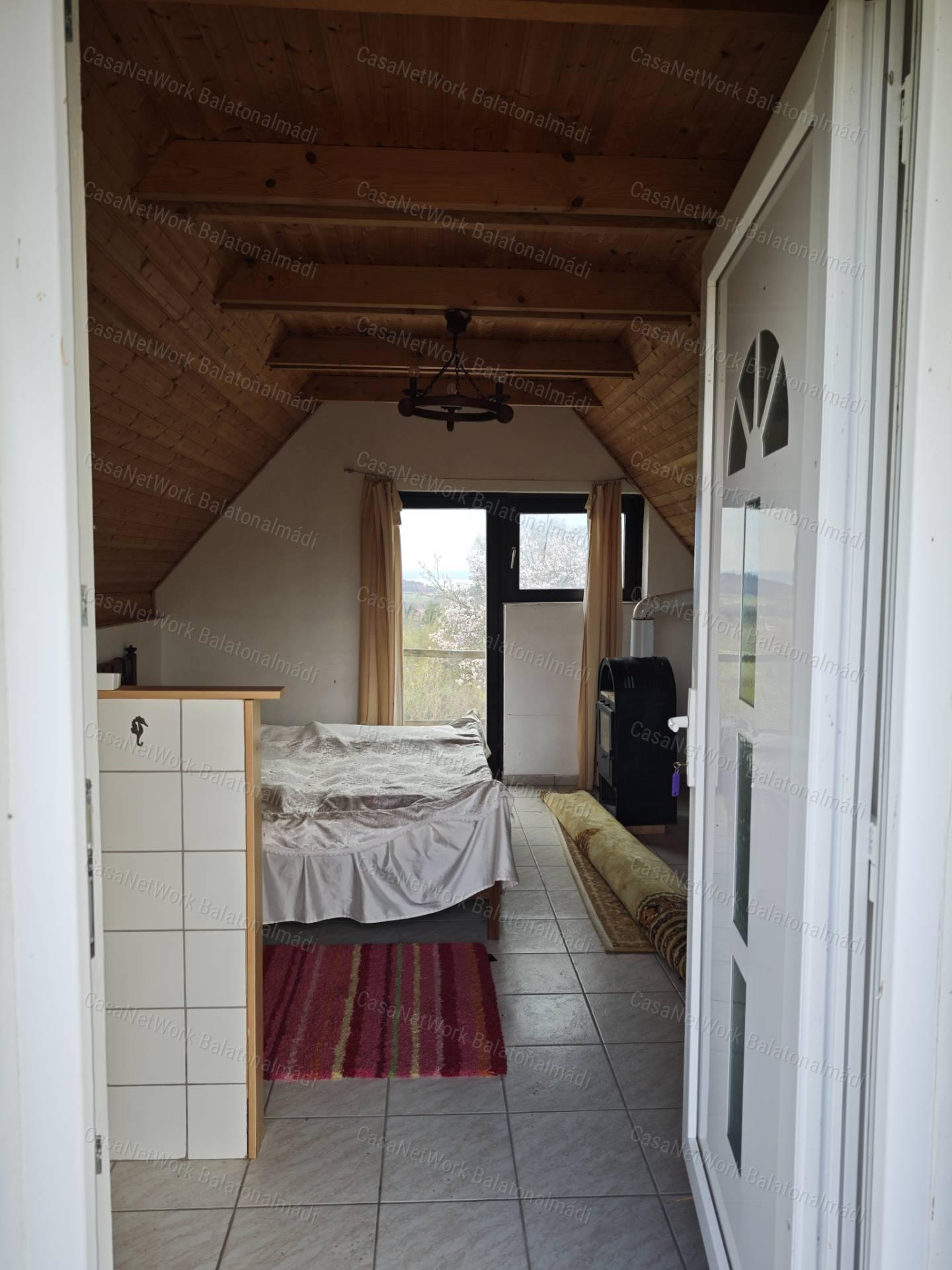 Balatoni panorámás nyaraló eladó Felsőörsön