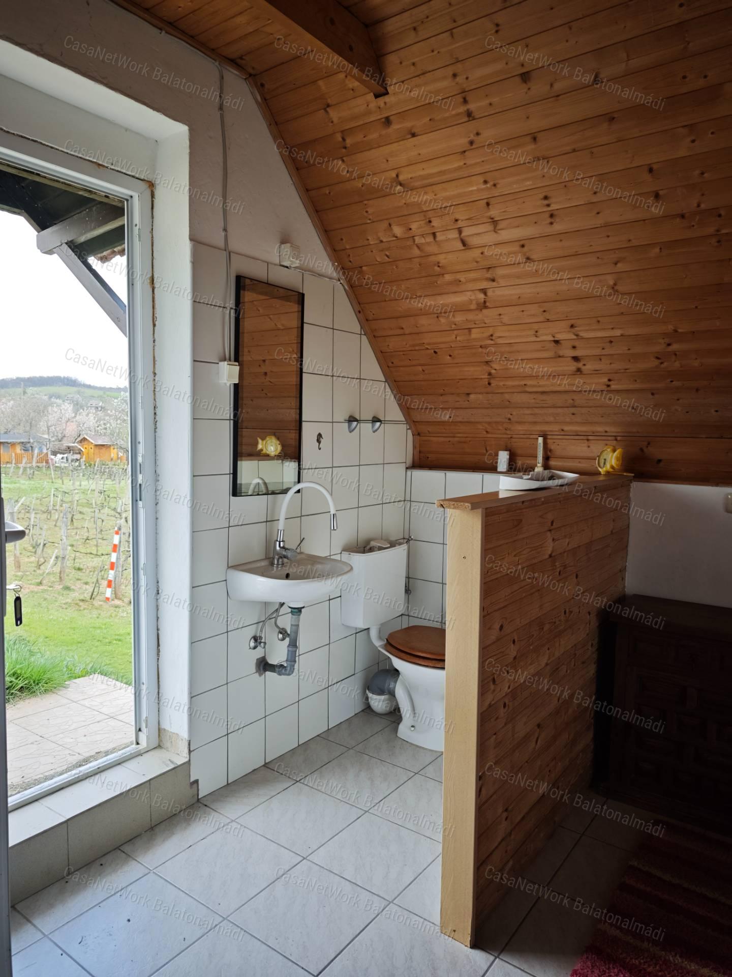Balatoni panorámás nyaraló eladó Felsőörsön