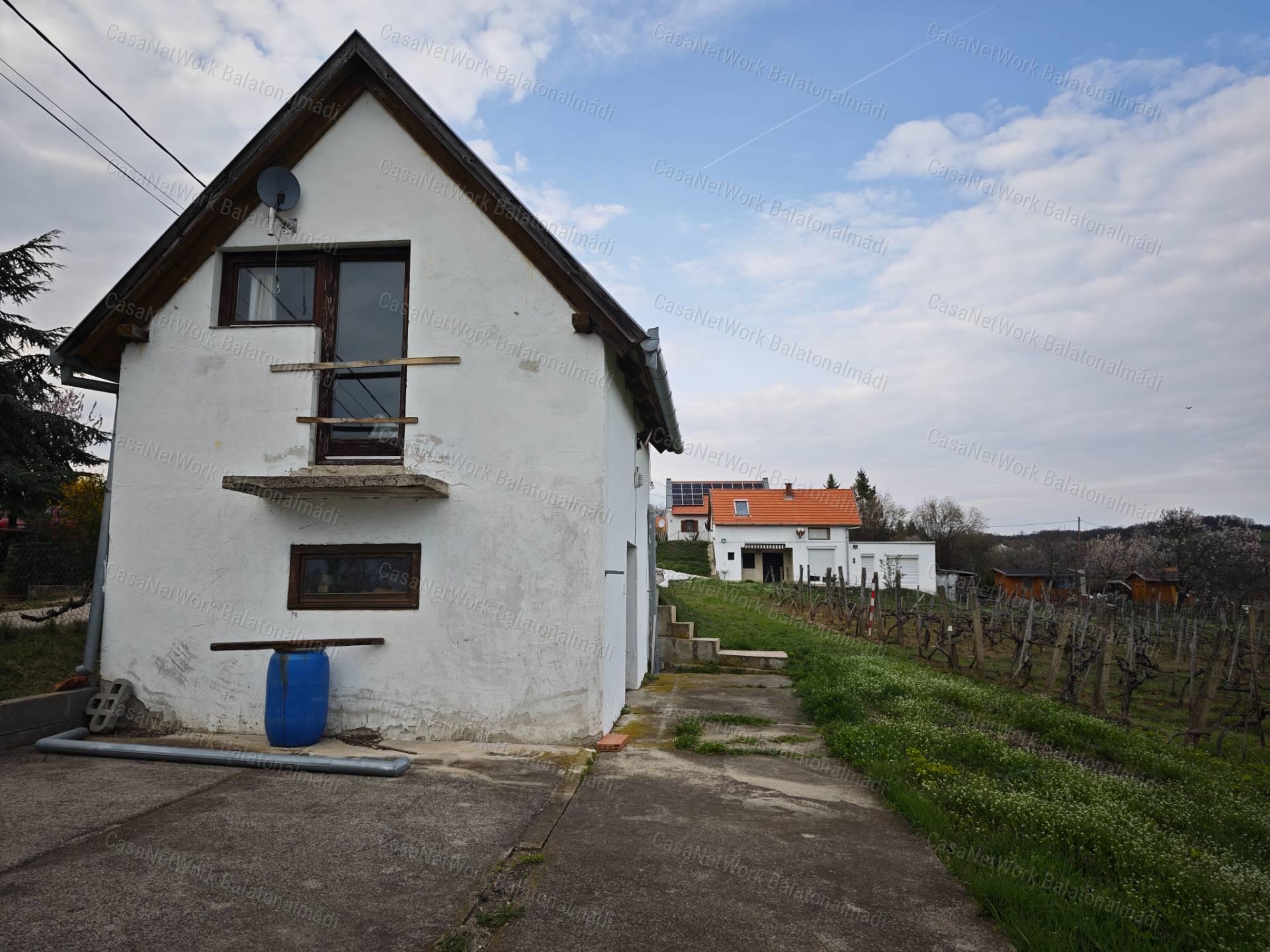 Balatoni panorámás nyaraló eladó Felsőörsön