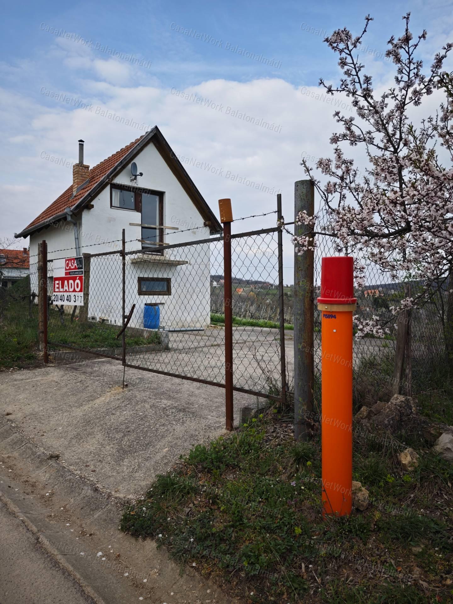 Balatoni panorámás nyaraló eladó Felsőörsön