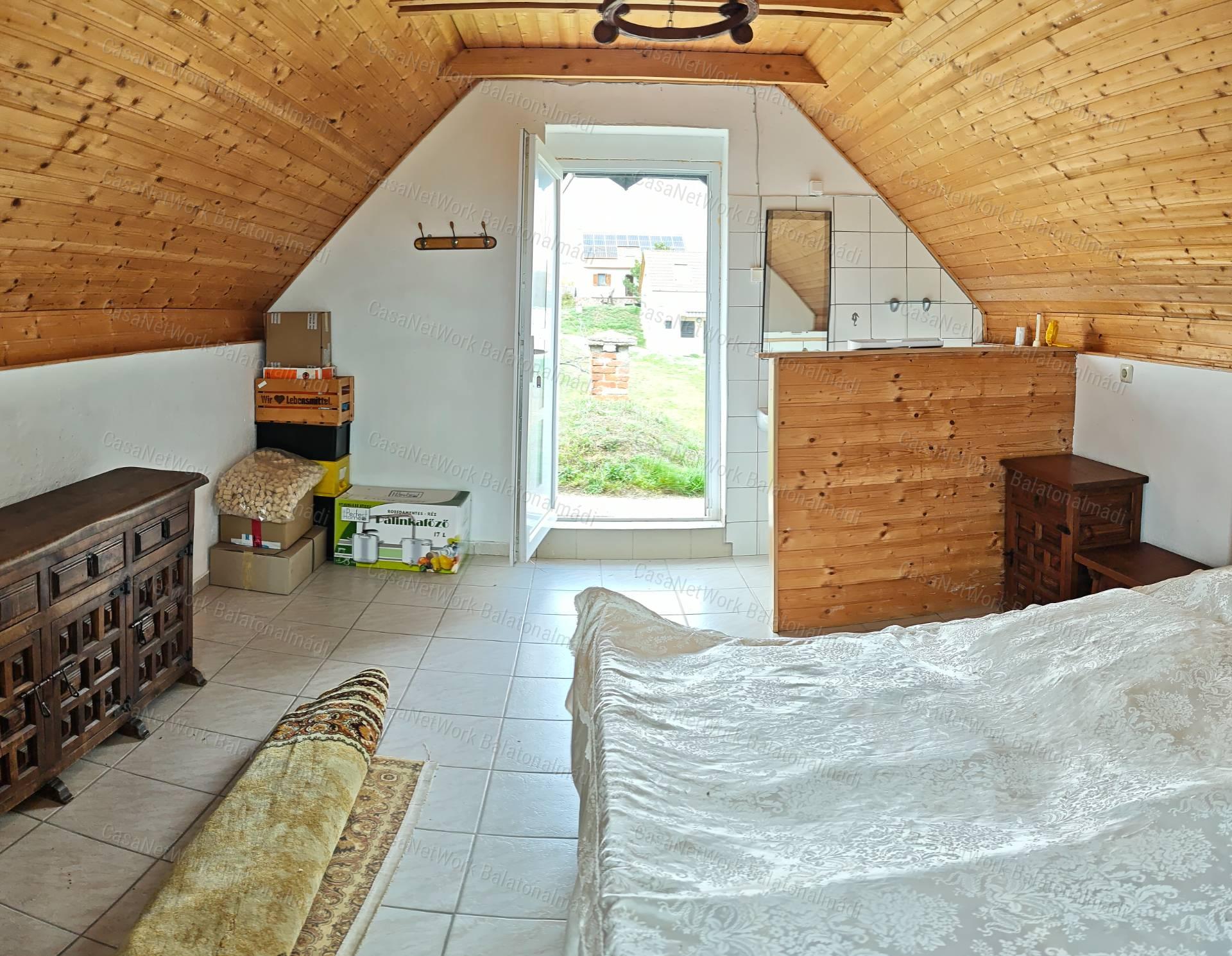Balatoni panorámás nyaraló eladó Felsőörsön